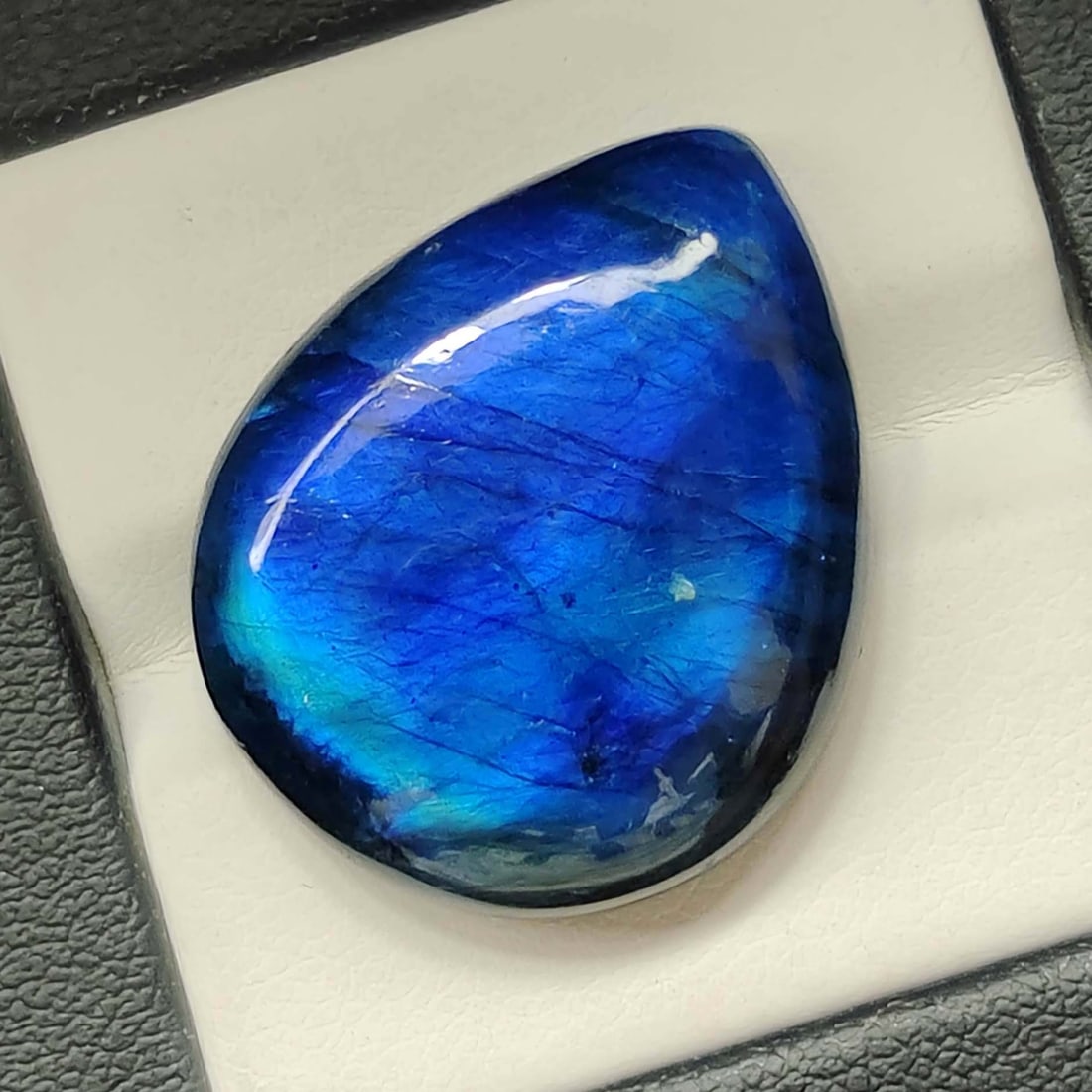 33 Ct "Stunning" Blue Fire Labradorite (1 of 1)