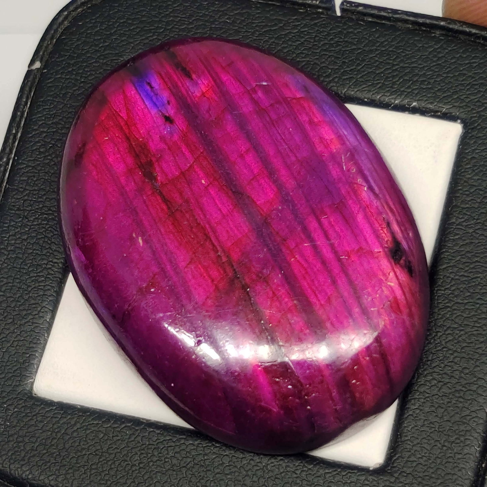 103.40 Ct "Stunning" Purple Fire Labradorite: Gemstones: Natural LabradoriteCarat Weights: 103.40 ct Size/Dimensions: 42 X 31 X 9 mmTreatment: Color Dyed
