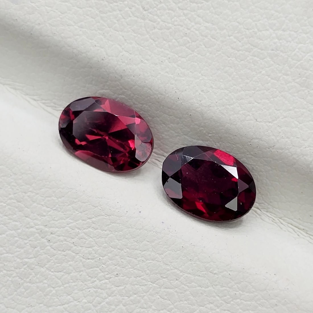 1.86 Ct Natural Rose Garnet Oval Pair: Gemstones: Rose Garnet /Carat Weights: 1.86 ct /Size or Dimensions: 7 X 5 mm /
