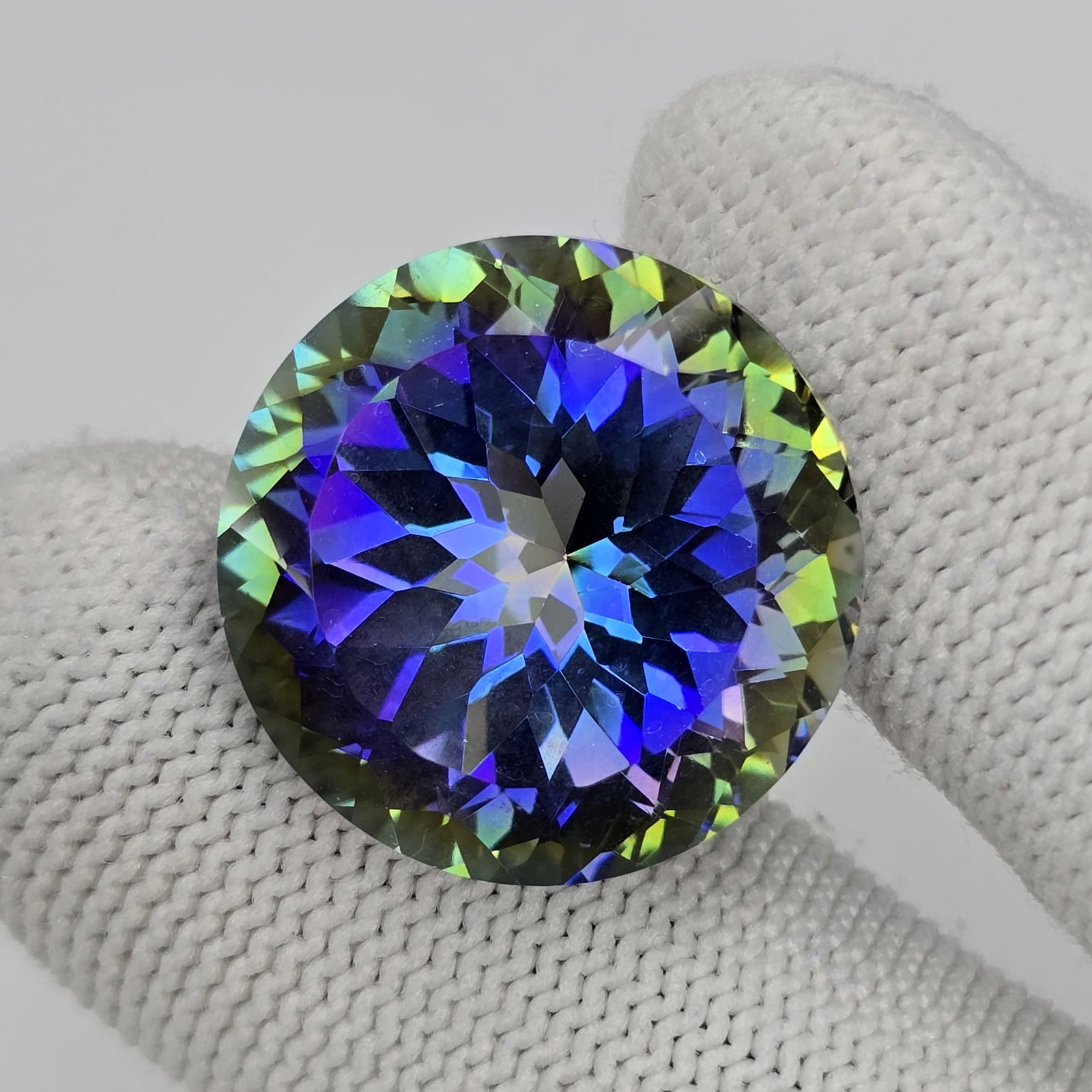 38.47 ct "Top Qulaity" Natural Rainbow Mystic Quartz: Gemstones: Natural Mystic Quartz /Carat Weights: 38.47 ct /Size or Dimensions: 21.80 X 21.80 X 15.45 mm /Treatment: Coated