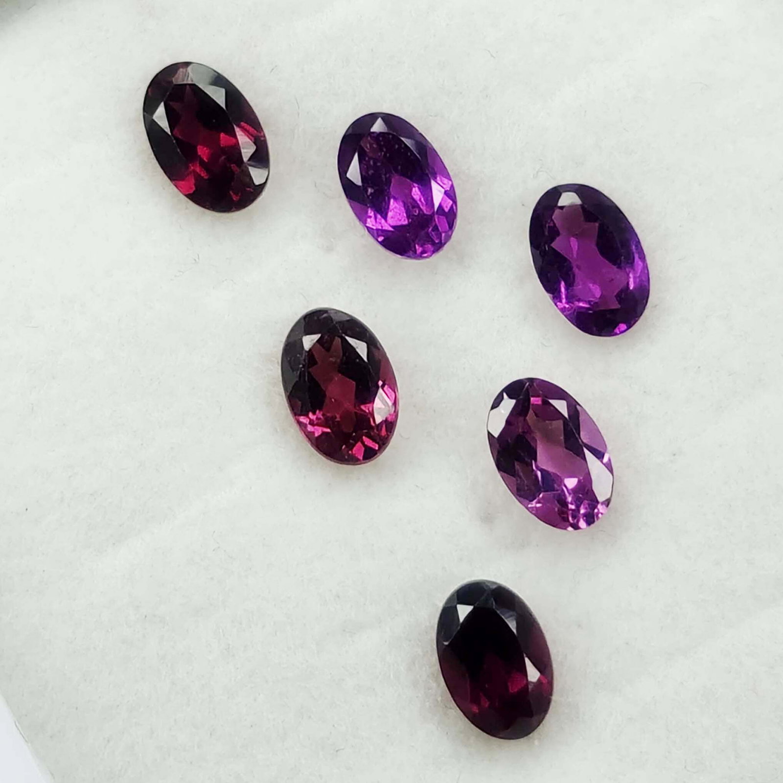 3.56 Ct Natural Rhodolite Garnet Oval Set: Gemstones: Rhodolite Garnet /Carat Weights: 3.56 ct /Size or Dimensions: 6 X 4 X 2 - 3 mm (Approx)