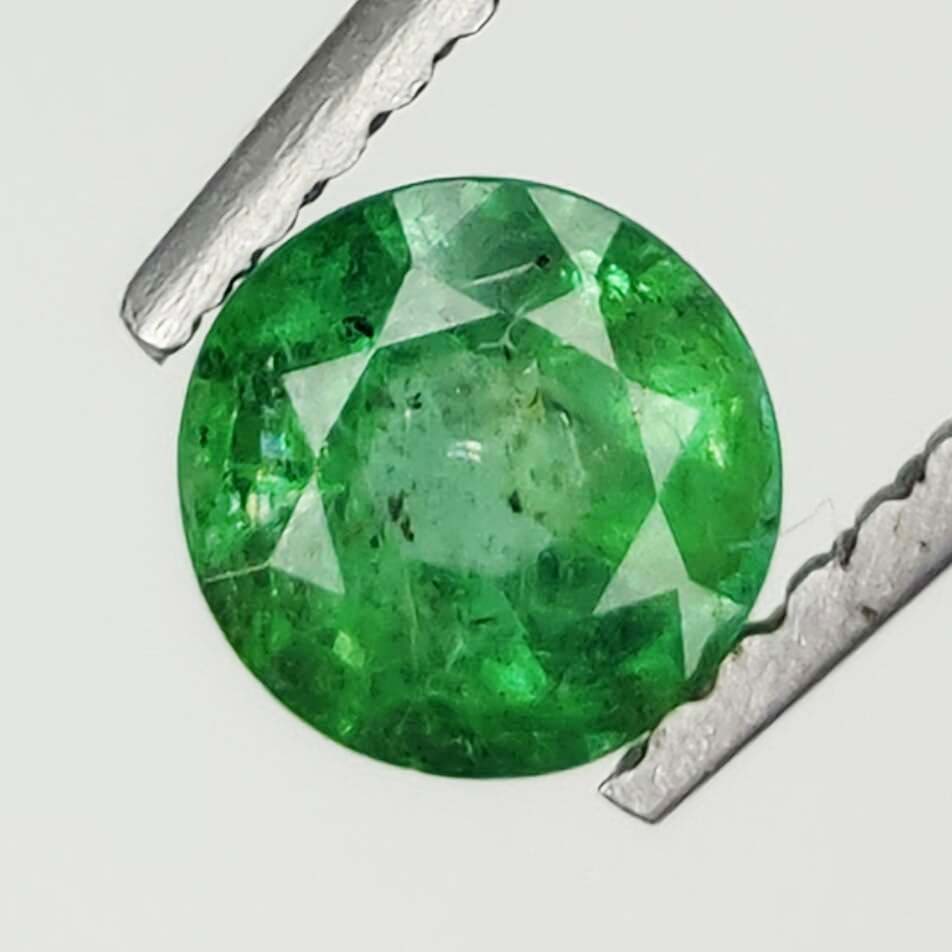 0.65 ct Natural Zambian Emerald Round: Gemstones: Natural Emerald /Carat Weights: 0.65 ct /Size or Dimensions: 5.20 mm Approx /Treatment : Colorless Oil