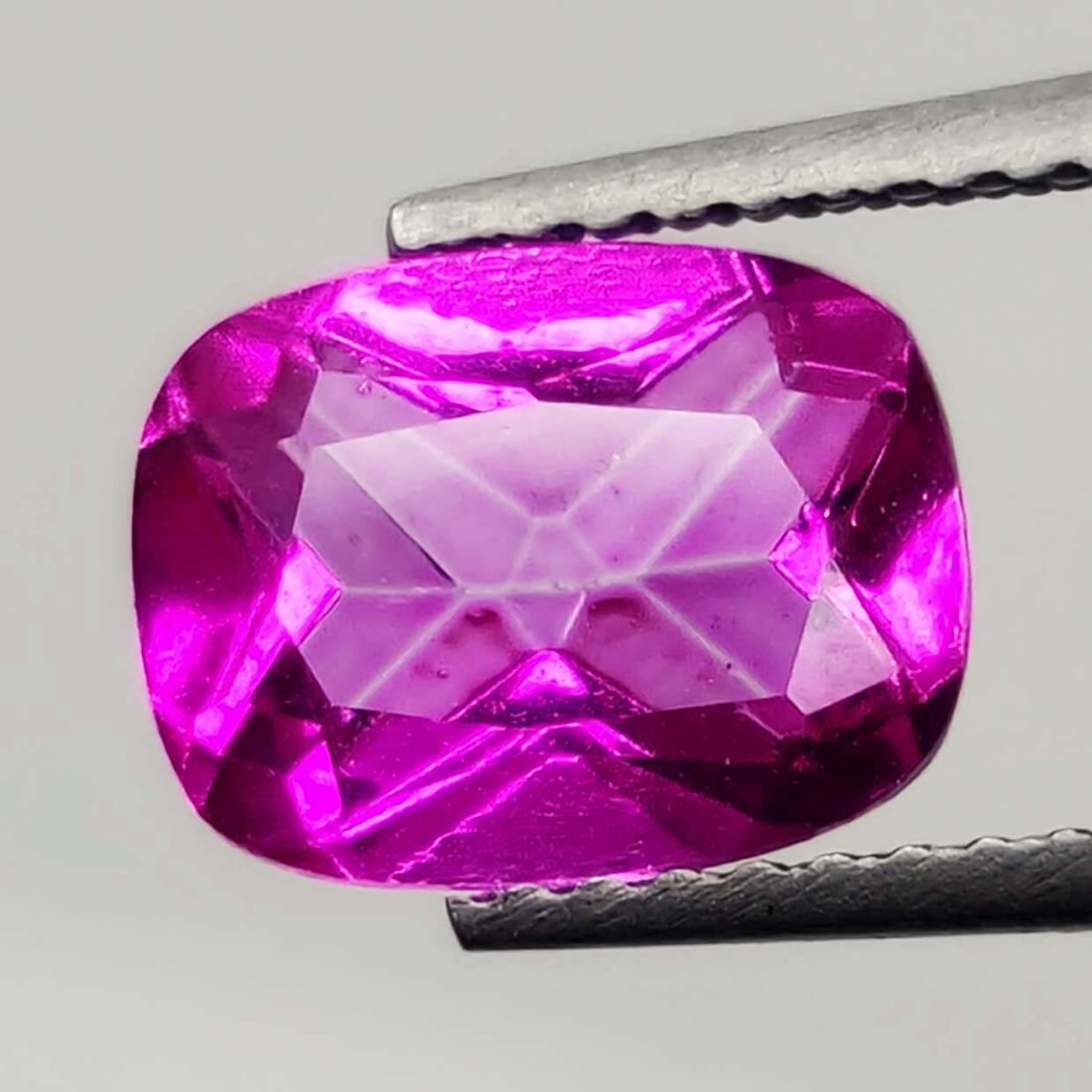 2.35 ct Natural Pink Topaz: Gemstones: Pink TopazCarat Weights: 2.35 ct Size/Dimensions: 9 x 7 mmTreatment: Coated