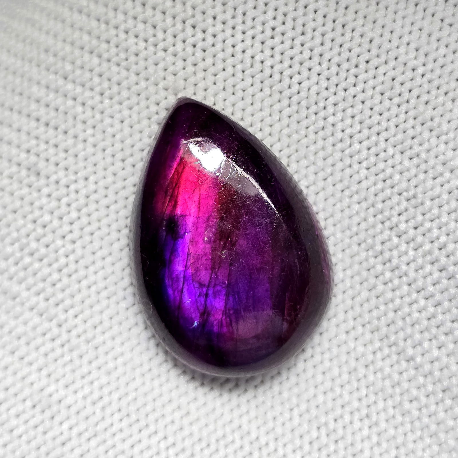 29.20 Ct "Stunning" Purple Fire Labradorite: Gemstones: Natural Labradorite /Carat Weights: 29.20 ct /Size or Dimensions: 26.80 X 18.80 X 7.60 mm /Treatment: Color Dyed