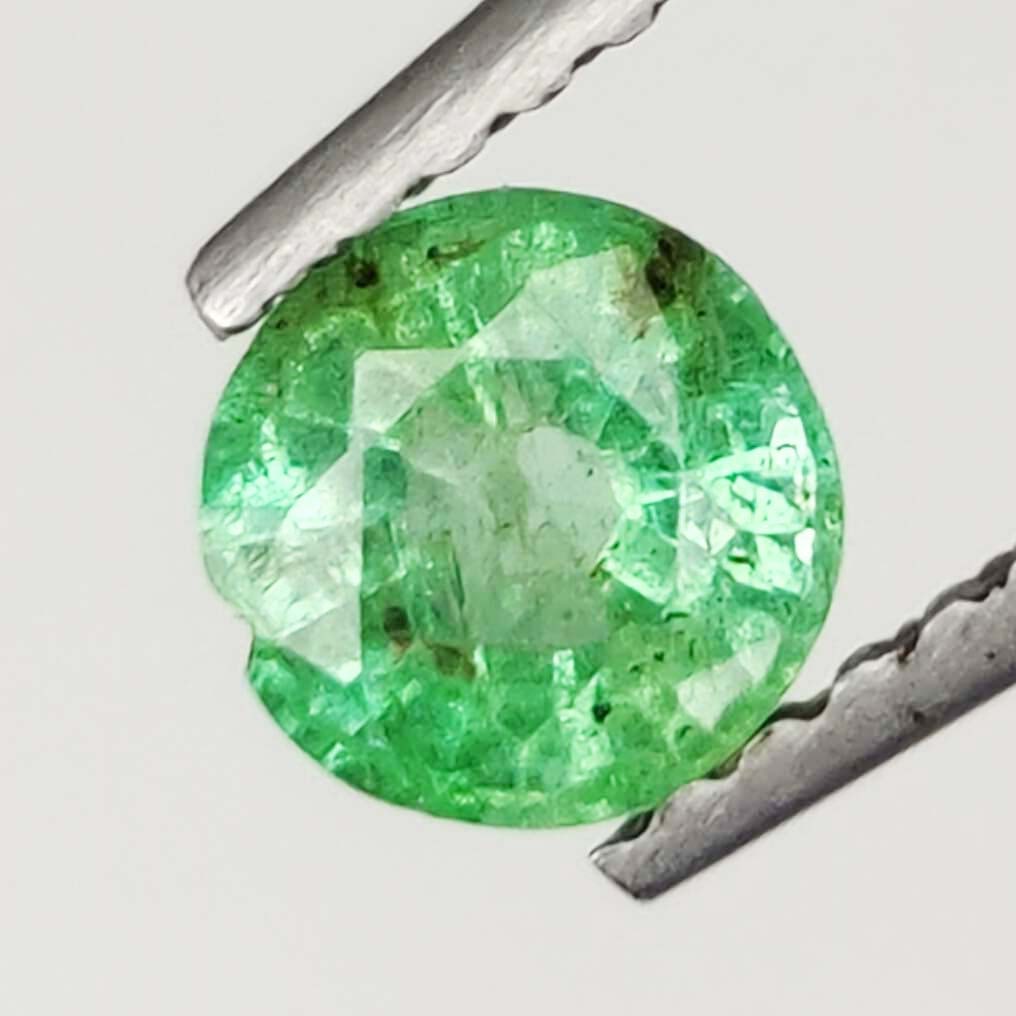 0.52 ct Natural Zambian Emerald Round: Gemstones: Natural Emerald /Carat Weights: 0.52 ct /Size or Dimensions: 5.10 mm Approx /Treatment : Colorless Oil