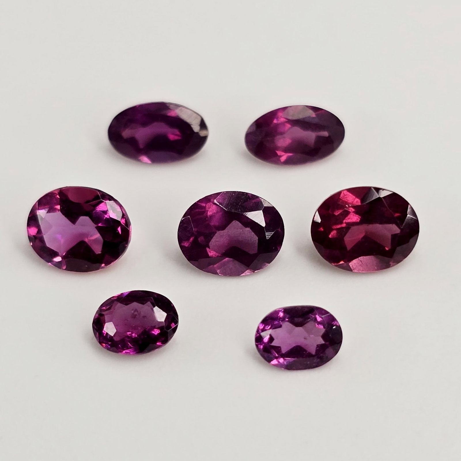 2.25 Ct Natural Rhodolite Garnet Oval Set: Gemstones: Rhodolite Garnet /Carat Weights: 2.25 ct /Size or Dimensions: 5 X 4, 5 X 3, 4 X 3 mm (Approx)