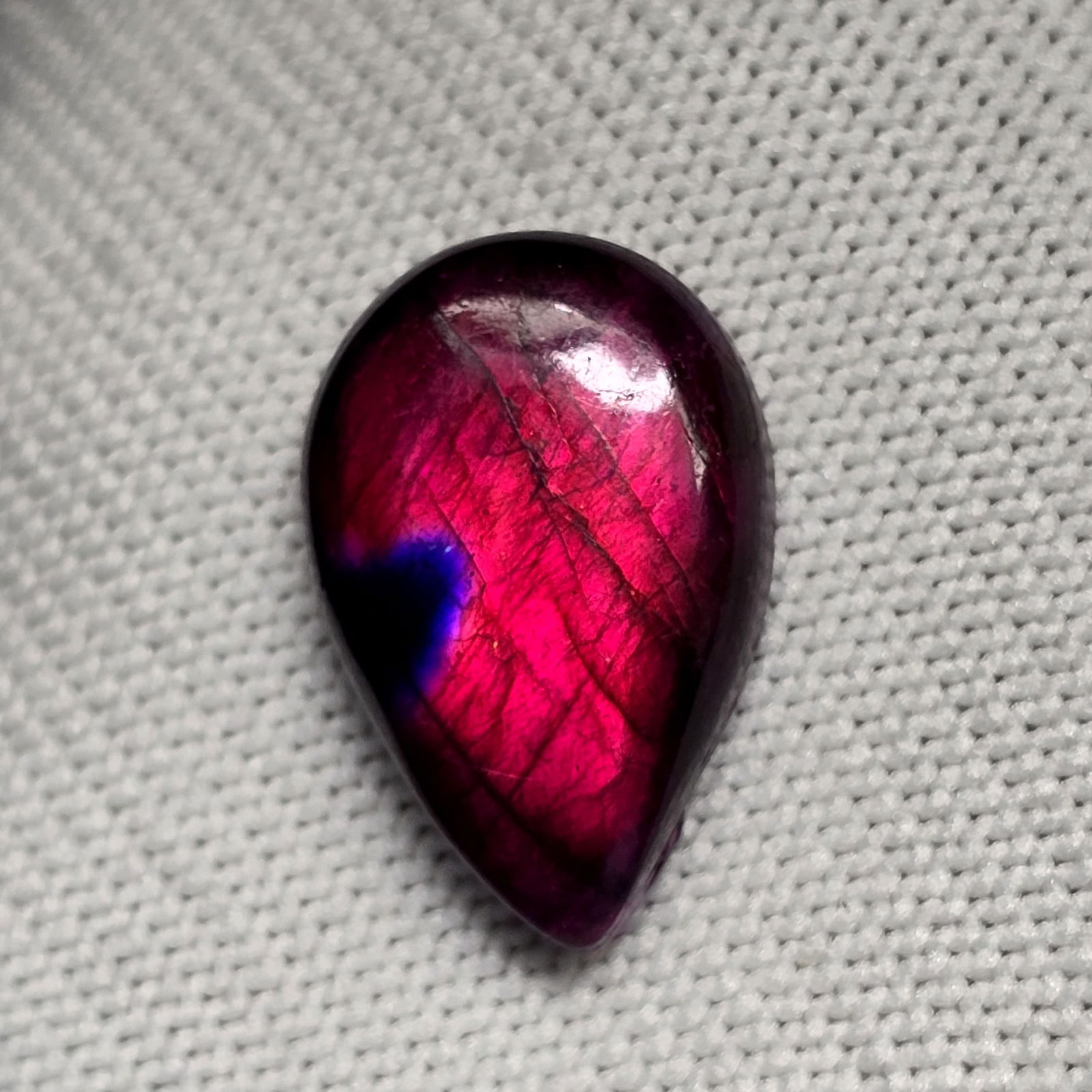 20.70 Ct "Stunning" Purple Fire Labradorite: Gemstones: Natural Labradorite /Carat Weights: 20.70 ct /Size or Dimensions: 24.10 X 15.80 X 6.70 mm /Treatment: Color Dyed