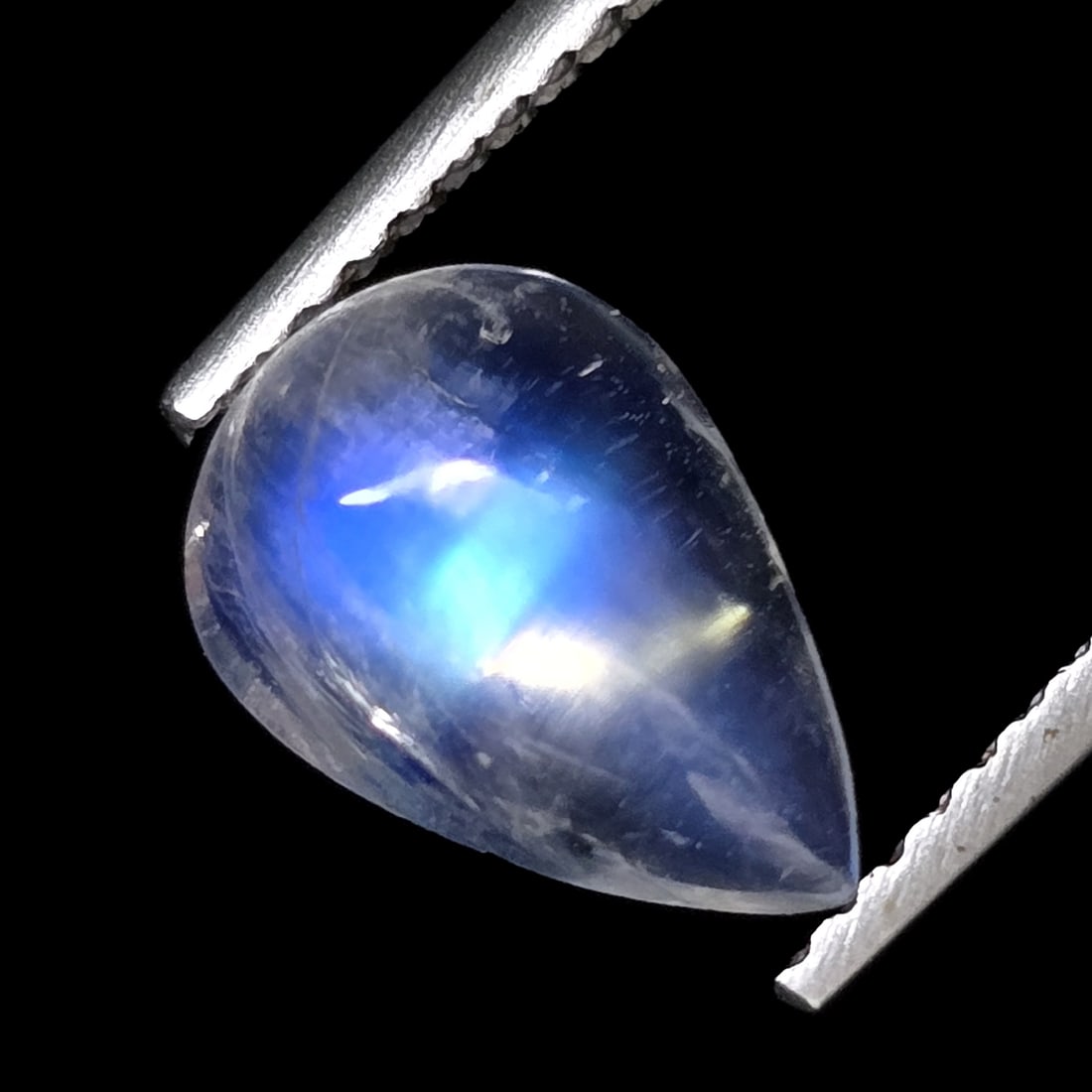 1.65 ct "Top Quality" Natural Royal Blue Moonstone: Gemstones: Natural Blue Moonstone /Carat Weights: 1.65 ct /Size or Dimensions: 10 X 6.75 X 3.90 mm Approx