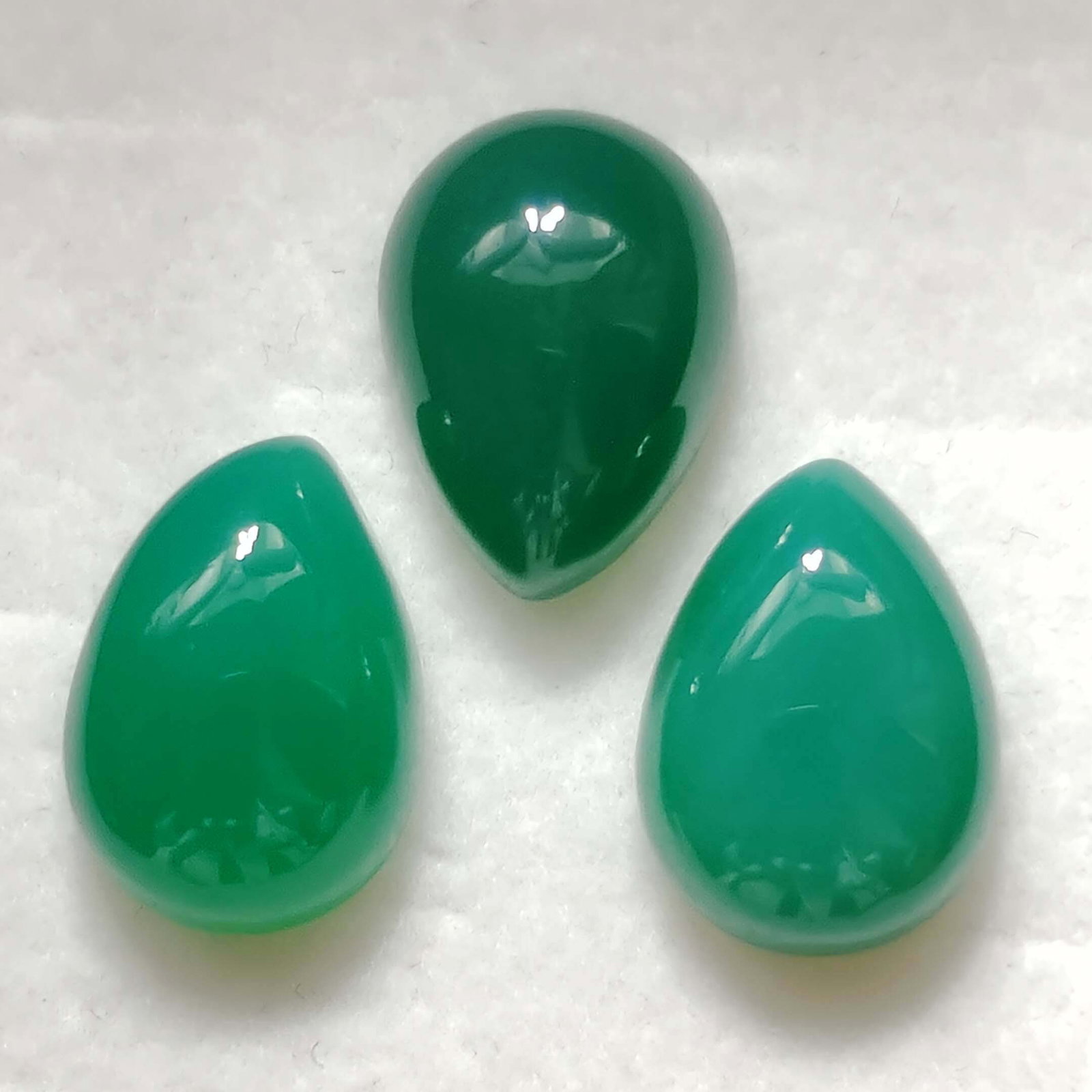 17.30 ct Natural Green Onyx Set: Gemstones: Natual Pink Onyx /Carat Weights: 17.30 ct /Size or Dimensions: 13.50 X 9.80 mm