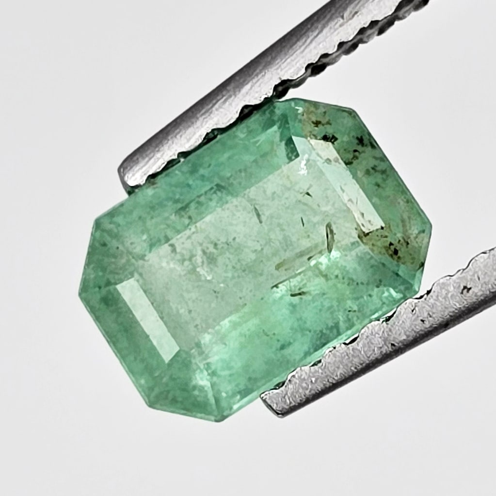 0.71 ct Natural Zambian Emerald: Gemstones: Natural Emerald /Carat Weights: 0.71 ct /Size or Dimensions: 6.70 X 4.90 X 2.90 mm Approx /Treatment : Colorless Oil
