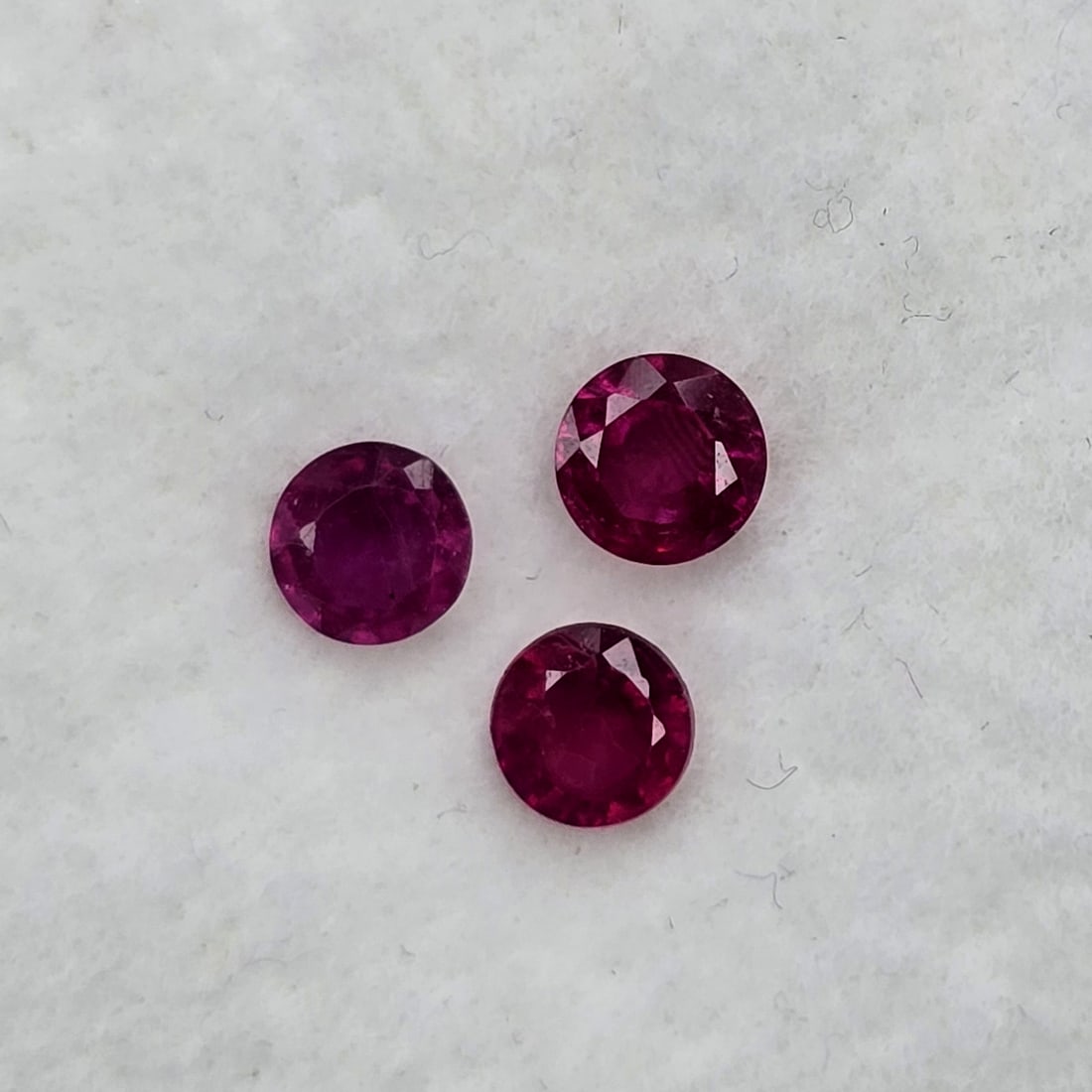0.98 Ct Natural Mozambique Red Ruby Set (1 of 1)