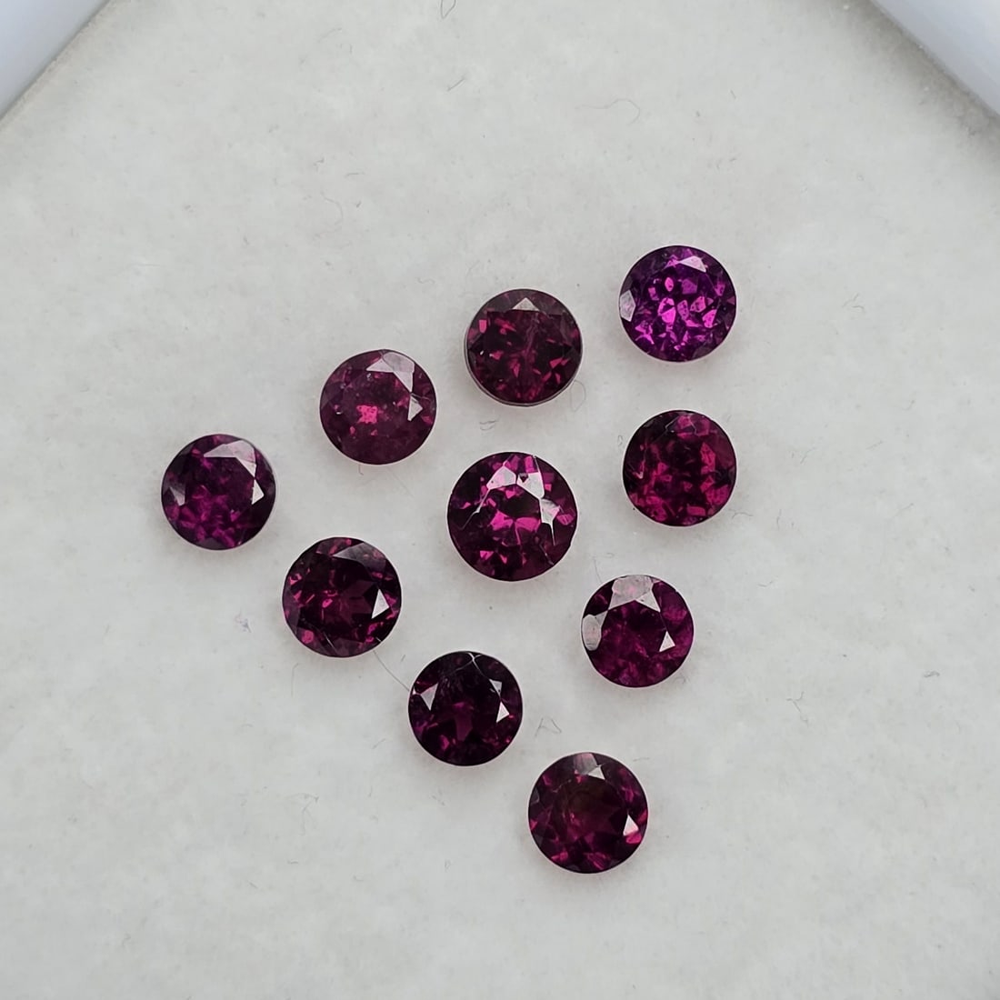 2.54 Ct Natural Rhodolite Garnet Round Set: Gemstones: Rhodolite Garnet /Carat Weights: 2.54 ct /Size or Dimensions: 3.50 mm /