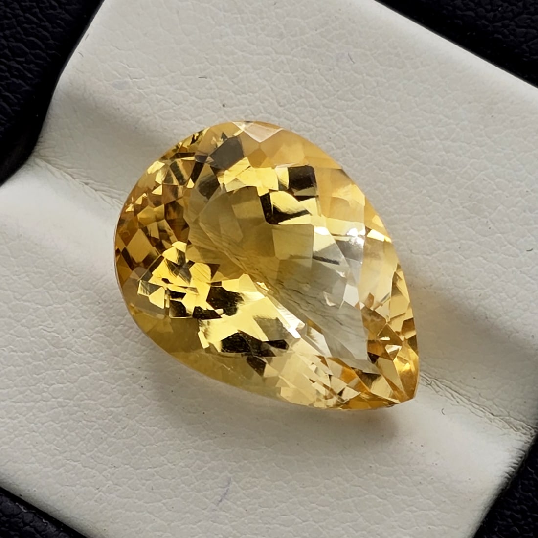 12.80 Ct "Top Quality" Natural Citrine: Gemstones: Natural Citrine /Carat Weights: 12.80 Ct /Size or Dimensions: 19 X 13.86 X 9.30 mm / Treatment: No