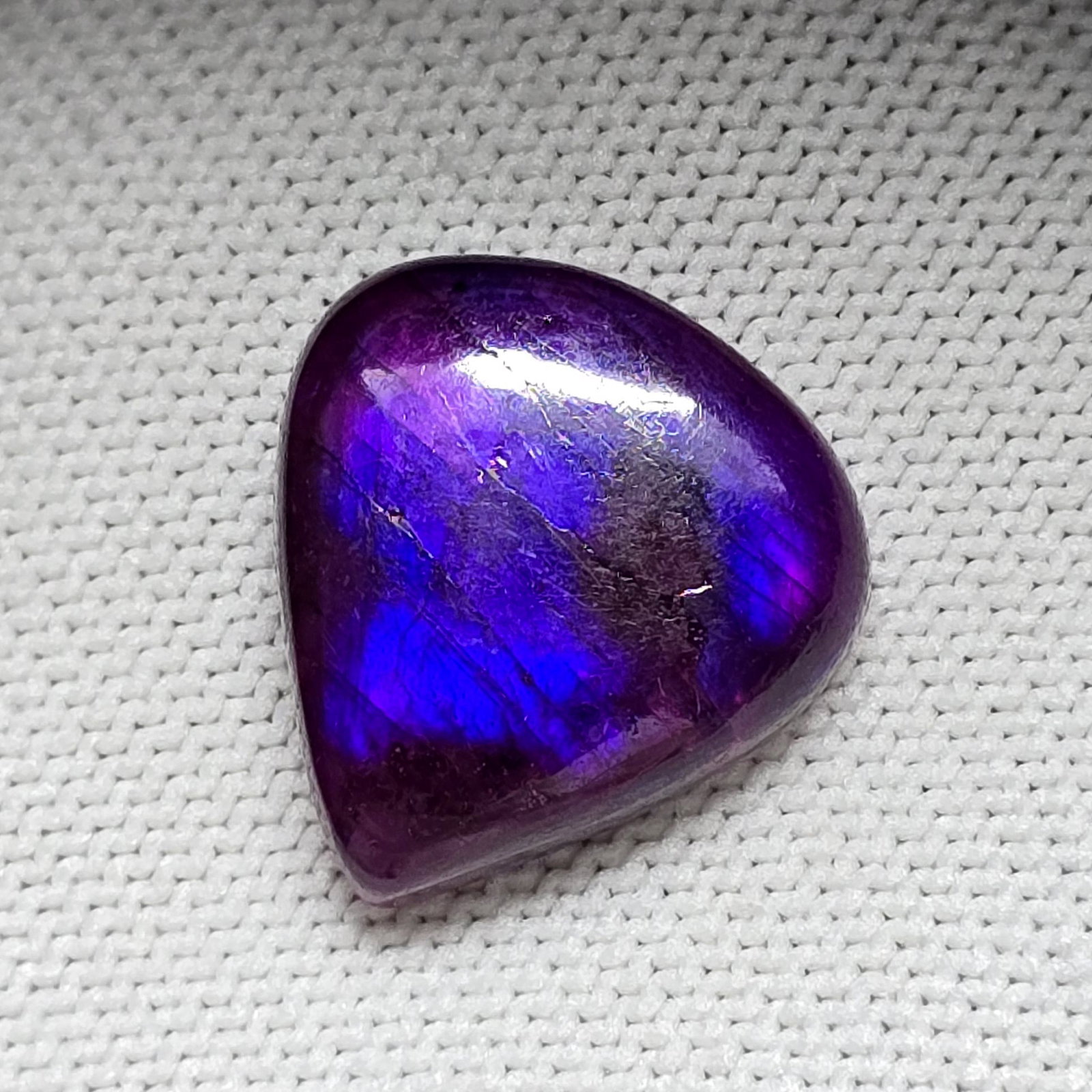 29.61 Ct "Stunning" Purple Fire Labradorite: Gemstones: Natural Labradorite /Carat Weights: 29.61 ct /Size or Dimensions: 22.55 X 21.12 X 7.77 mm /Treatment: Color Dyed