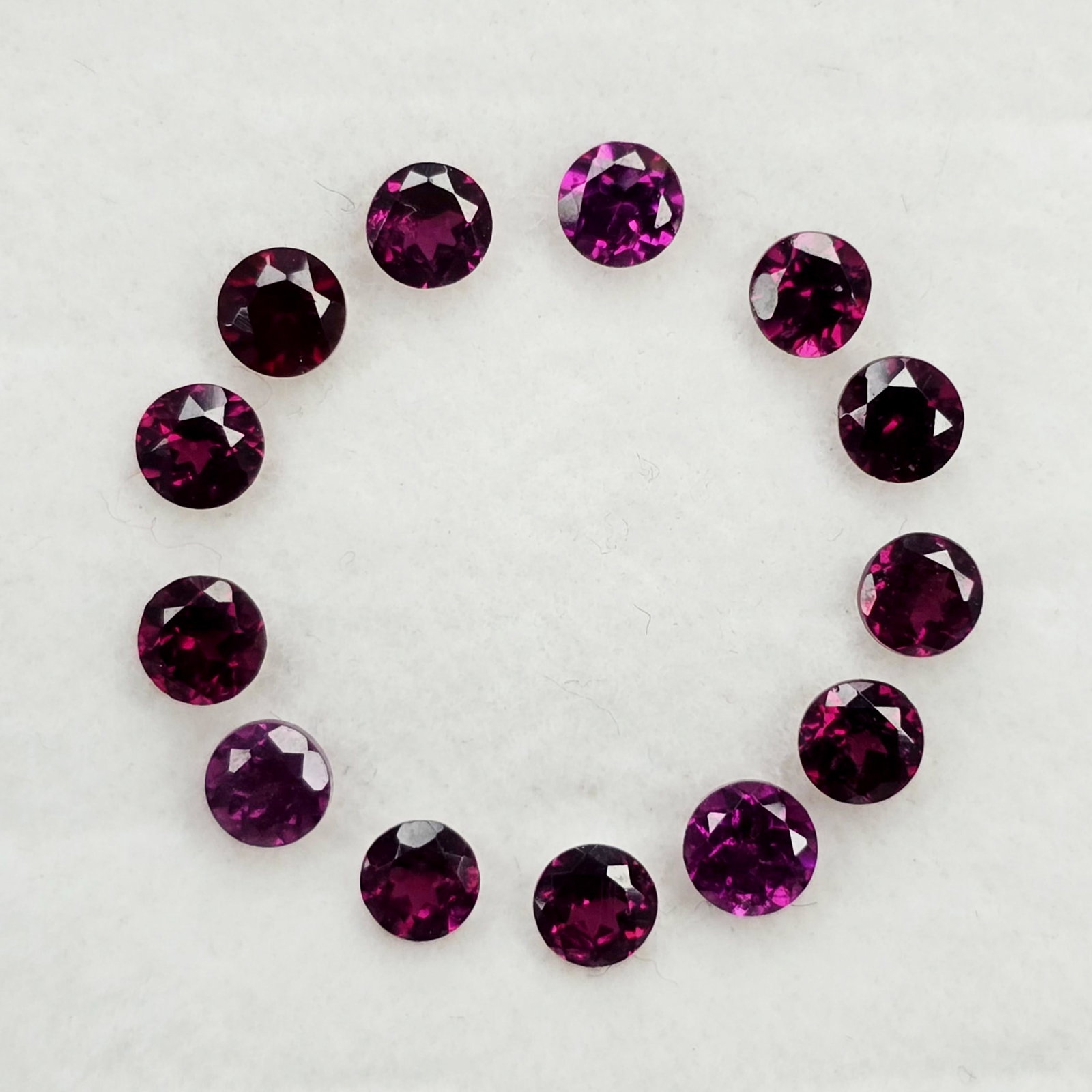 3.10 Ct Natural Rhodolite Garnet Round Set: Gemstones: Rhodolite Garnet /Carat Weights: 3.10 ct /Size or Dimensions: 3.50 mm