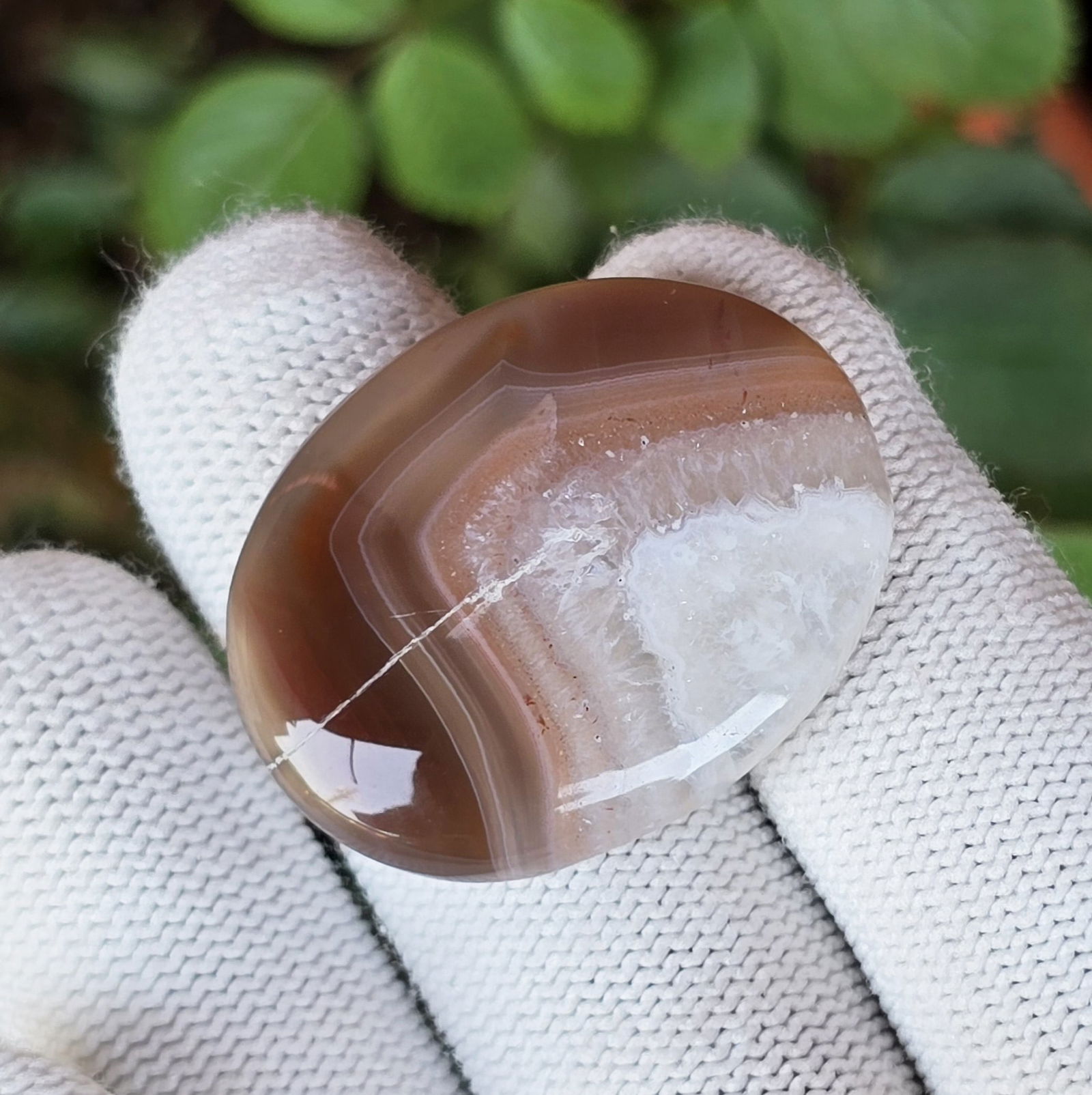 60 ct Natural Banded Agate: Gemstones: Natural Banded Agate /Carat Weights: 60 ct /Size/Dimensions: 35 X 27 X 7 mm