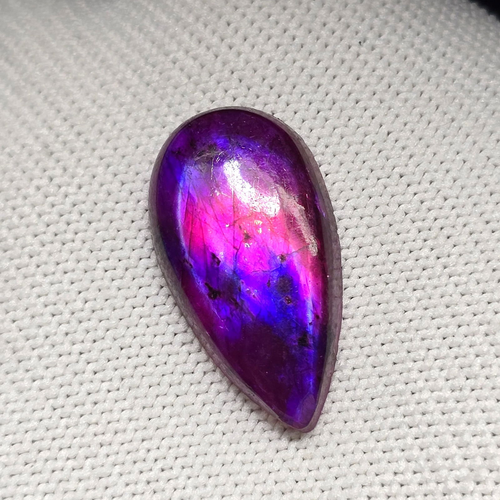 21 Ct "Stunning" Purple Fire Labradorite: Gemstones: Natural Labradorite /Carat Weights: 21 ct /Size or Dimensions: 29 X 16 X 6 mm /Treatment: Color Dyed