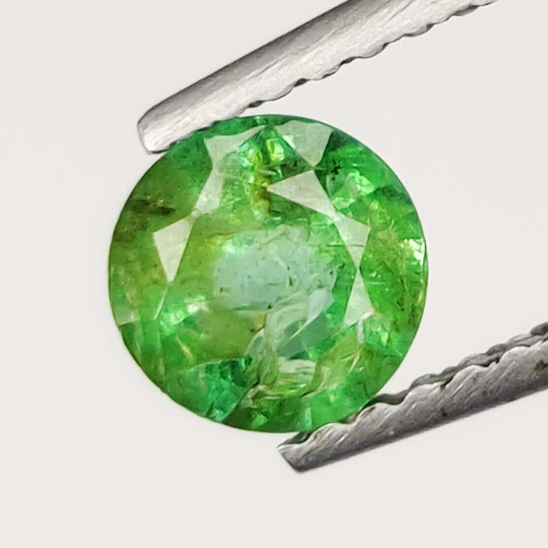 0.48 ct Natural Zambian Emerald Round: Gemstones: Natural Emerald /Carat Weights: 0.48 ct /Size or Dimensions: 5.20 mm Approx /Treatment : Colorless Oil