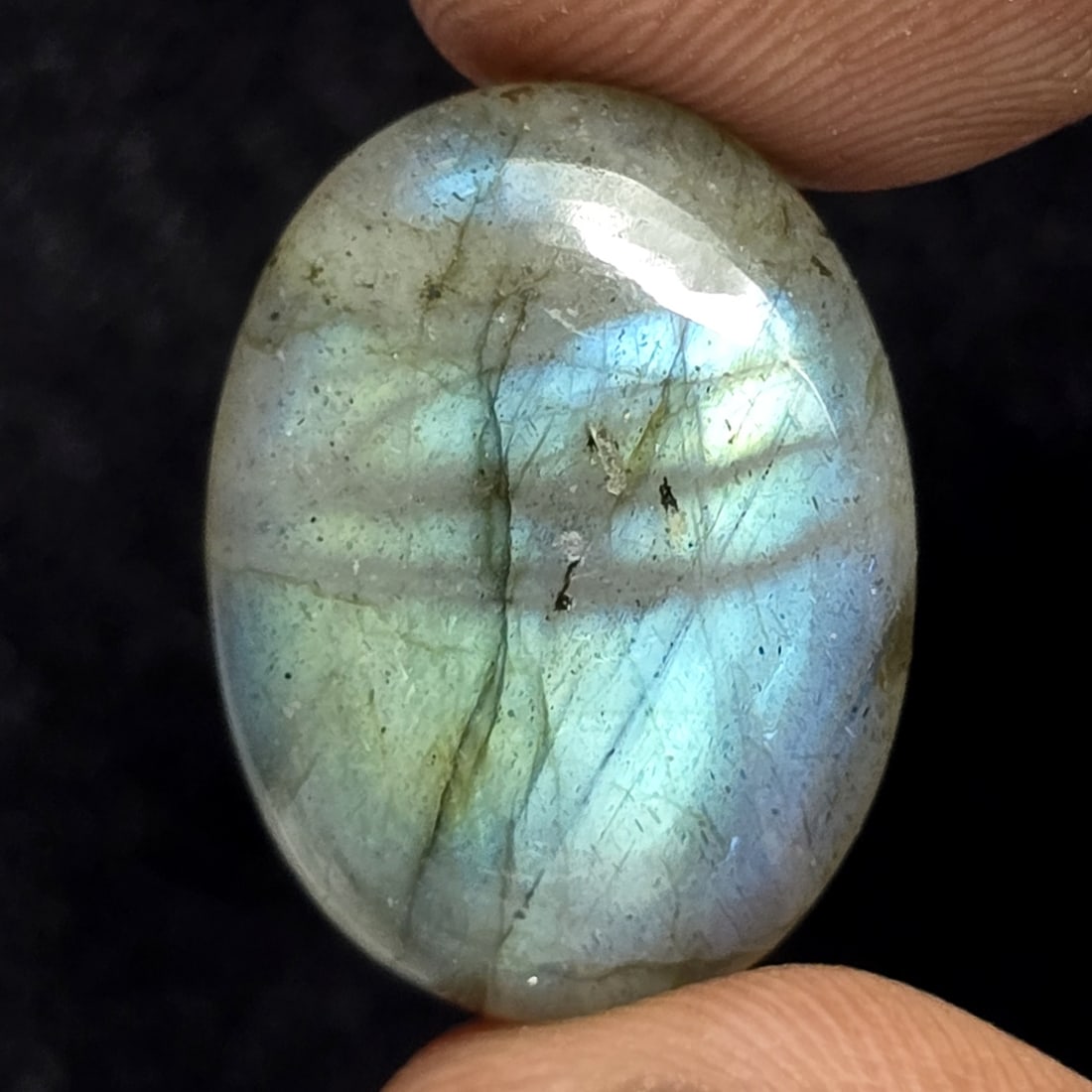 18.91 Ct Natural Labradorite: Gemstones: Natural Labradorite /Carat Weights: 18.91 ct /Size or Dimensions: 20 X 16 X 6.80 mm /Treatment: No