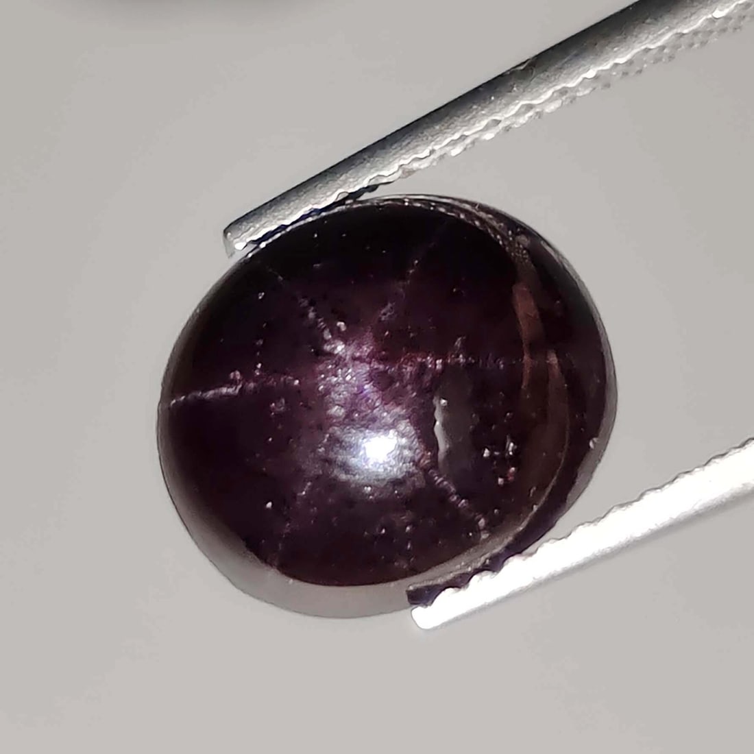 6.45 Ct Unheated Natural Star Garnet: Gemstones: Natural Star Garnet /Carat Weights: 6.45 ct /Size or Dimensions: 10.70 X 9.30 X 5.60 mm /Treatment: None