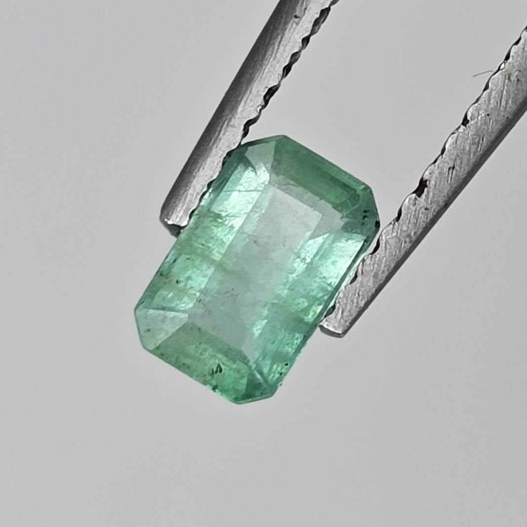 0.41 ct Natural Zambian Emerald: Gemstones: Natural Emerald /Carat Weights: 0.41 ct /Size or Dimensions: 5.70 X 3.80 X 2.50 mm Approx /Treatment : Colorless Oil