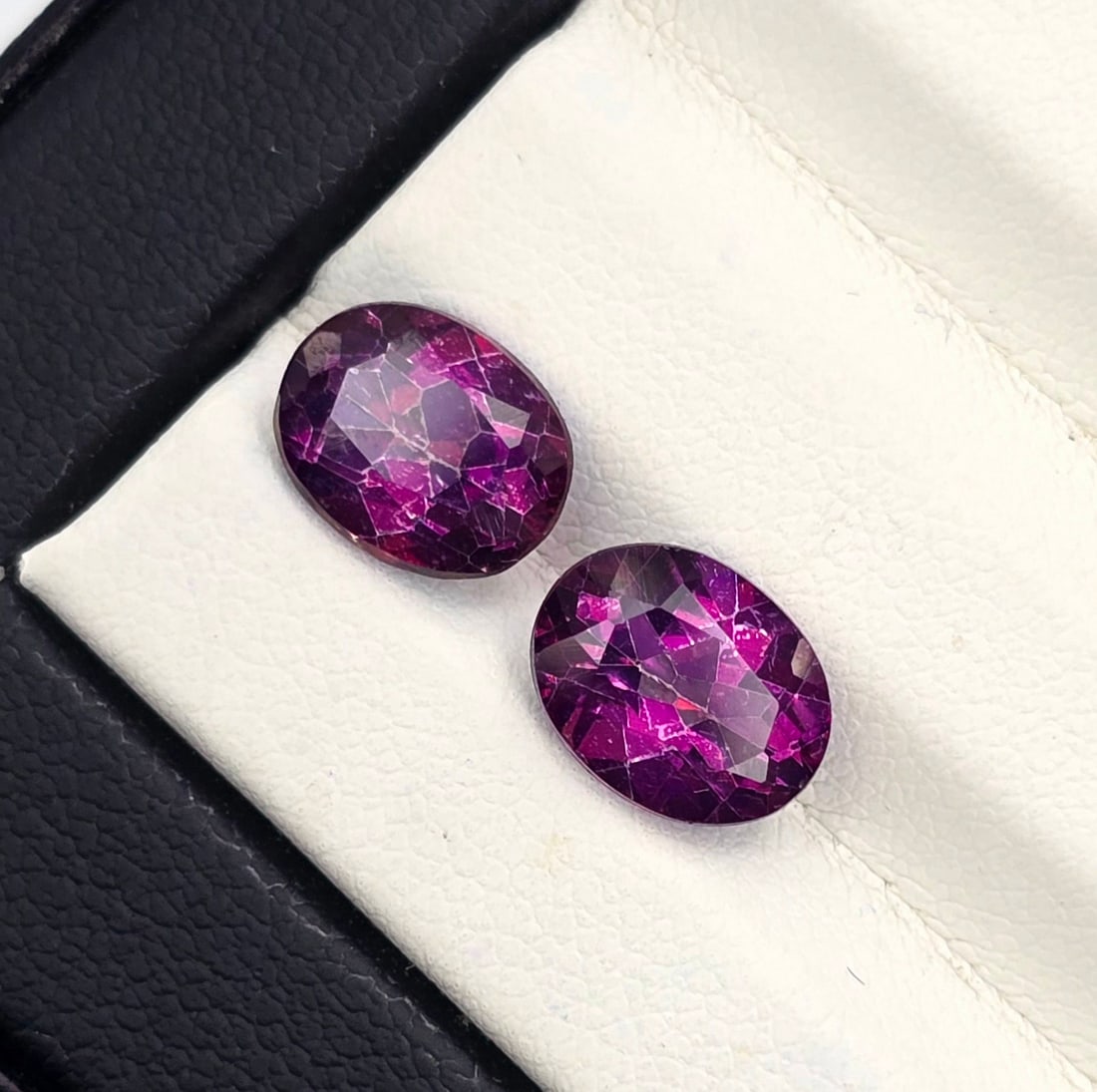 4.46 ct Rare Natural Lulaby Mystic Topaz Pair: Gemstones: Natural Mystic Topaz /Carat Weights: 4.46 ct /Size or Dimensions: 9 X 7 mm /Treatment: Coated