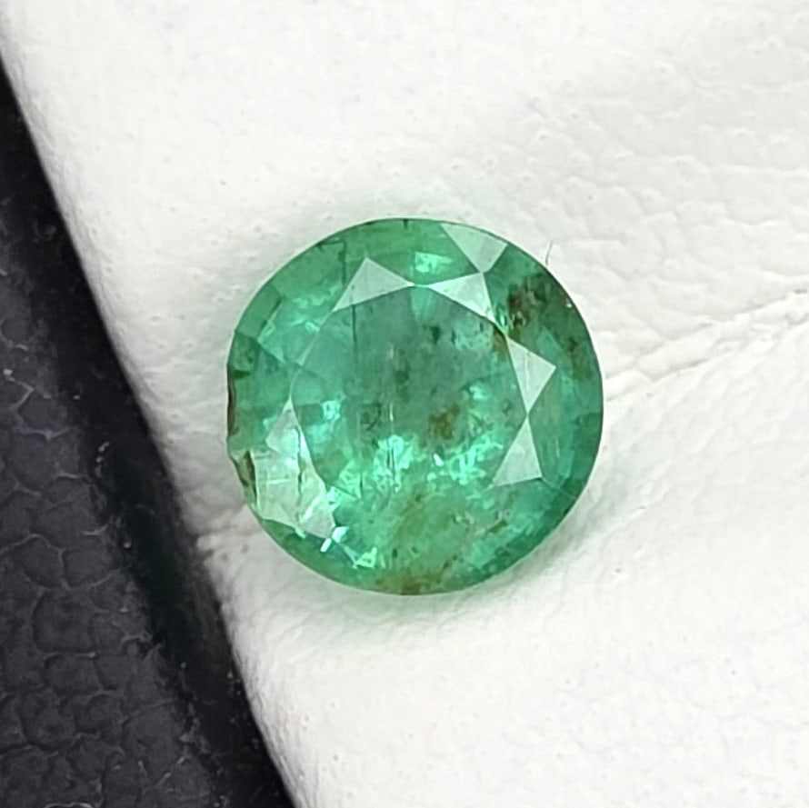 0.68 ct Natural Zambian Emerald Round: Gemstones: Natural Emerald /Carat Weights: 0.68 ct /Size or Dimensions: 5.50 mm Approx /Treatment : Colorless Oil