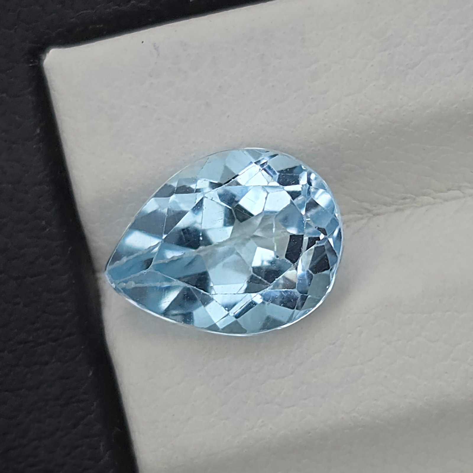 4.20 ct Natural Blue Topaz: Gemstones: Natural Blue Topaz /Carat Weights: 4.20 ct /Size or Dimensions: 11 X 8.50 X 6 mm /Treatment: Irradiated
