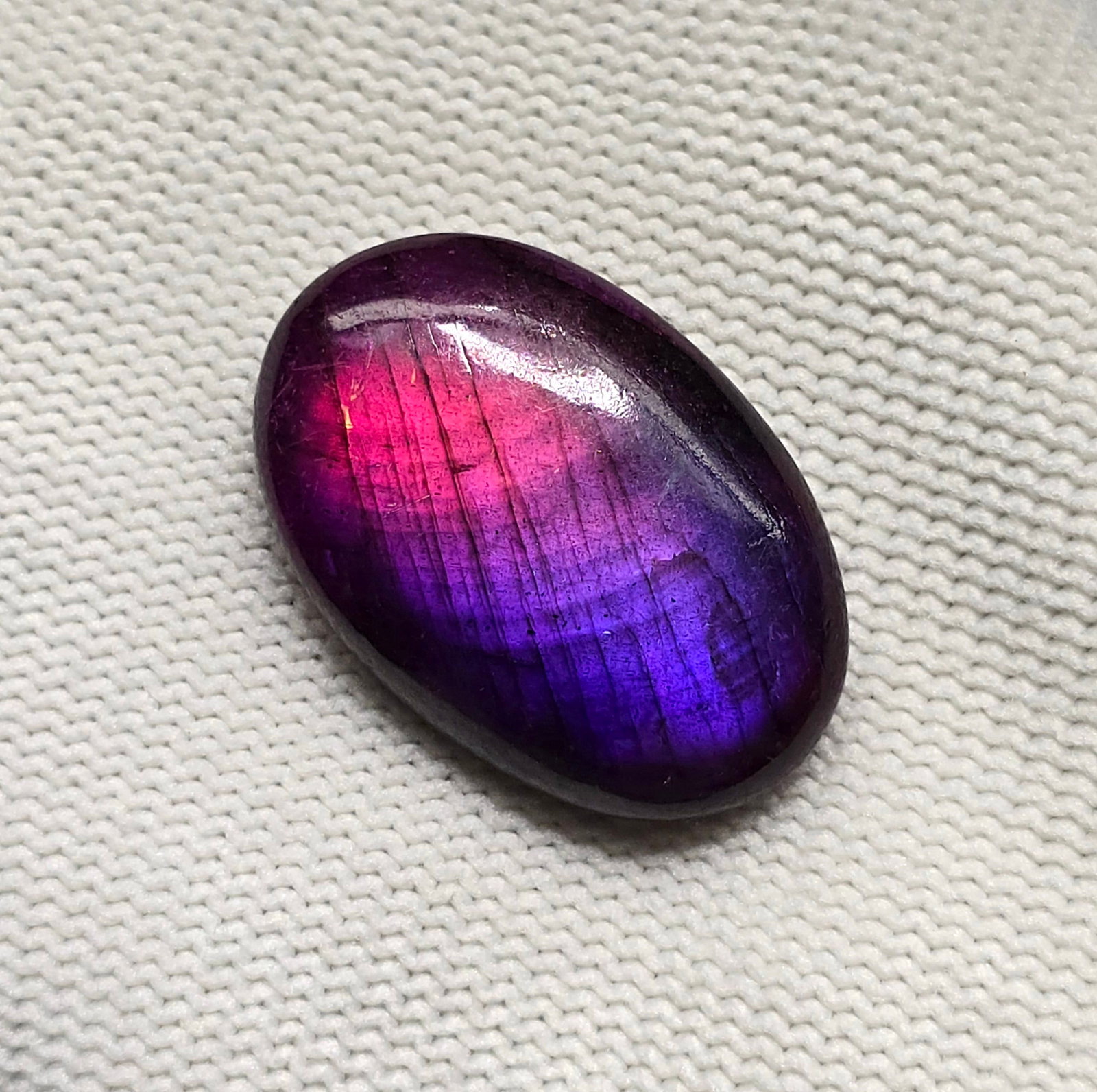 34.98 Ct "Stunning" Purple Fire Labradorite: Gemstones: Natural Labradorite /Carat Weights: 34.98 ct /Size or Dimensions: 25.90 X 20 X 7.60 mm /Treatment: Color Dyed