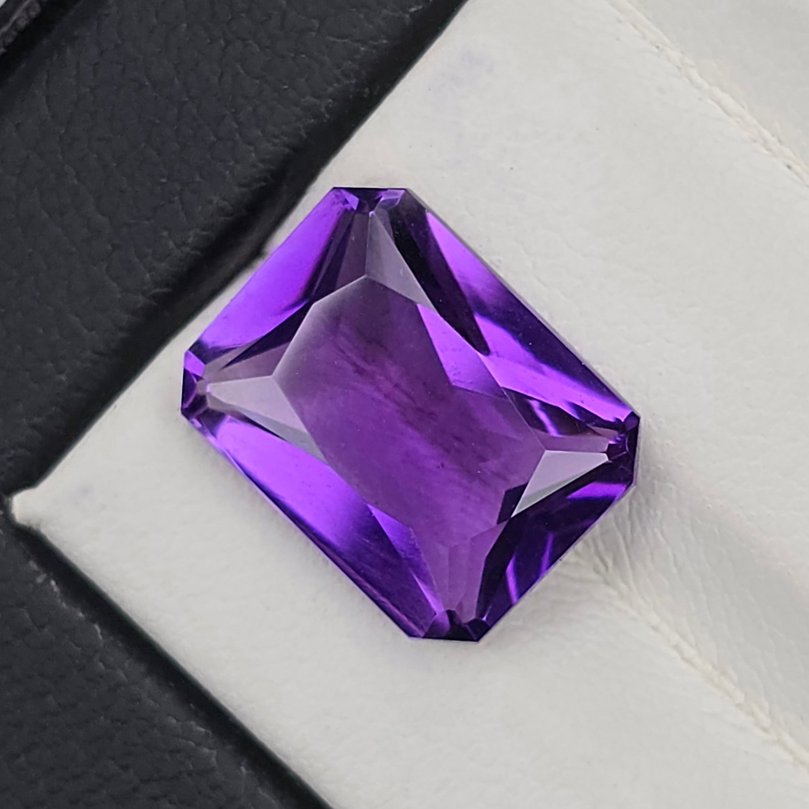 5.54 ct "Top Quality" Natural Deep Purple African Amethyst: Gemstones: Natural African Amethyst /Carat Weights: 5.54 ct /Size or Dimensions: 12.70 X 9.80 X 6 mm /Origin : Africa