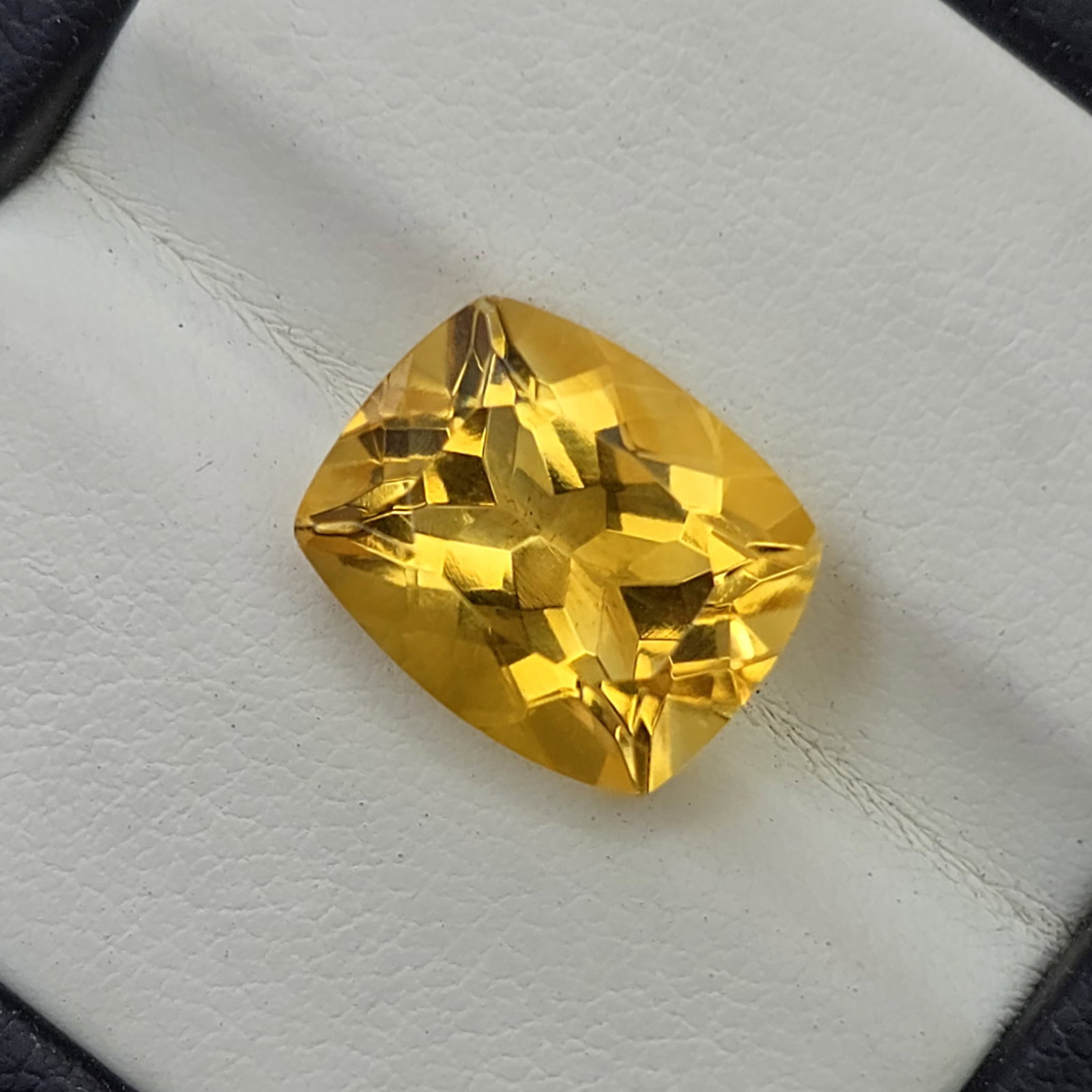 5.37 Ct "AAA Grade" Natural Citrine: Gemstones: Natural Citrine /Carat Weights: 5.37 Ct /Size or Dimensions: 12 X 10 X 7.40 mm