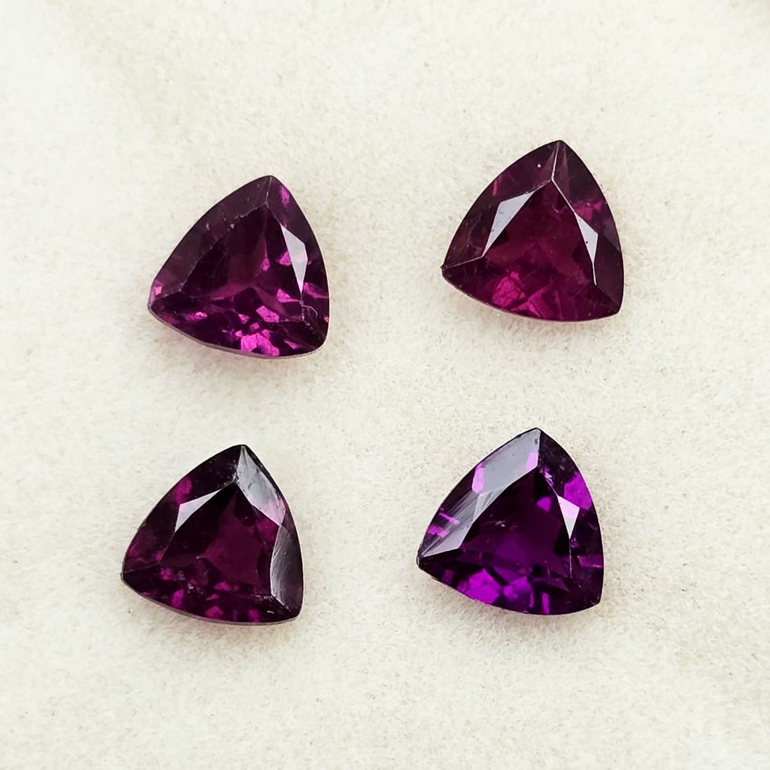 2.20 Ct Natural Rhodolite Garnet Trillion Set: Gemstones: Rhodolite Garnet /Carat Weights: 2.20 ct /Size or Dimensions: 5 mm /