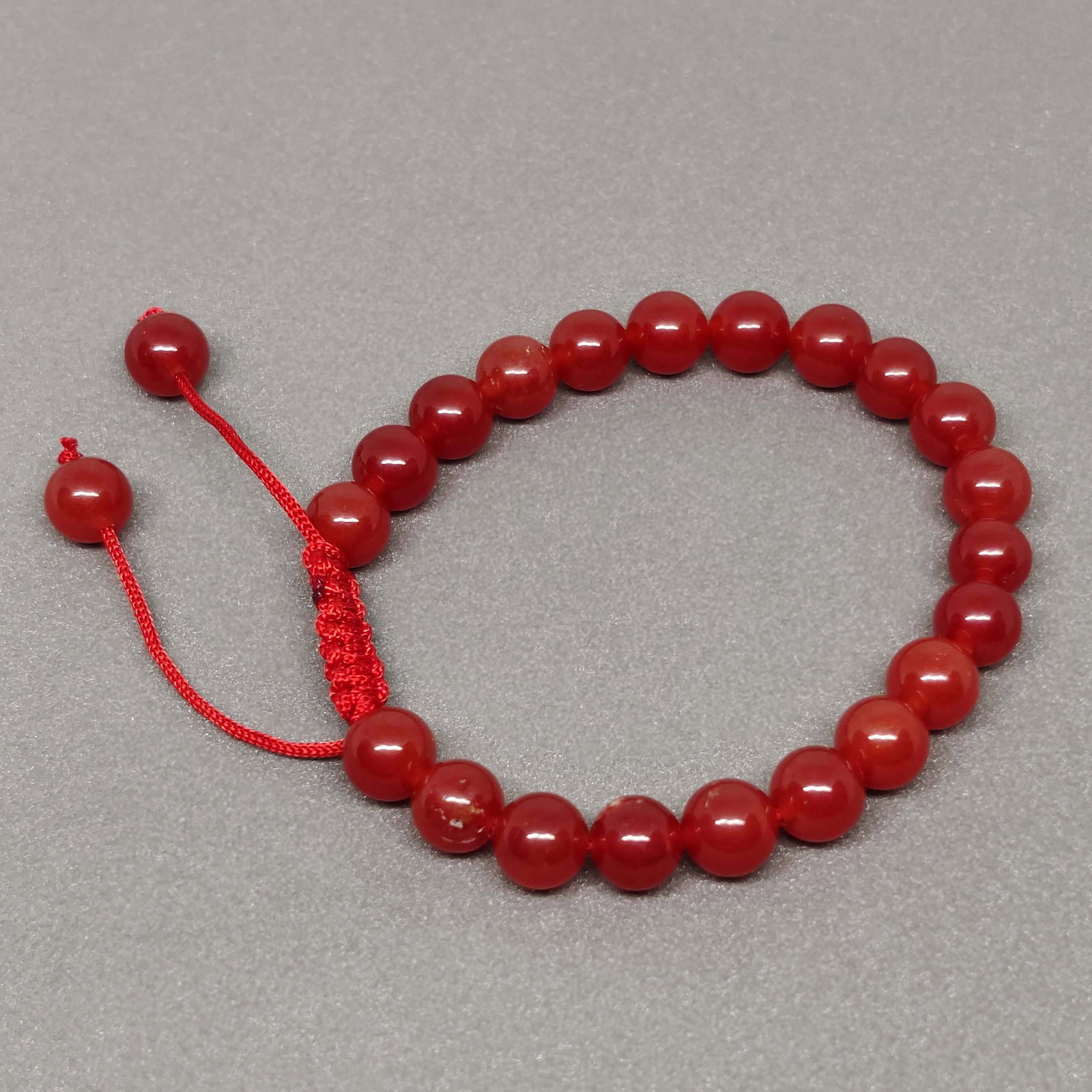 89.75 ct Natural Red Onyx Beads Bracelet: Gemstones: Natural OnyxCarat Weights: 89.75 ct Stone Size/Dimensions: 8 to 8.5 mmBracelet Size: AdjustableTreatment: No