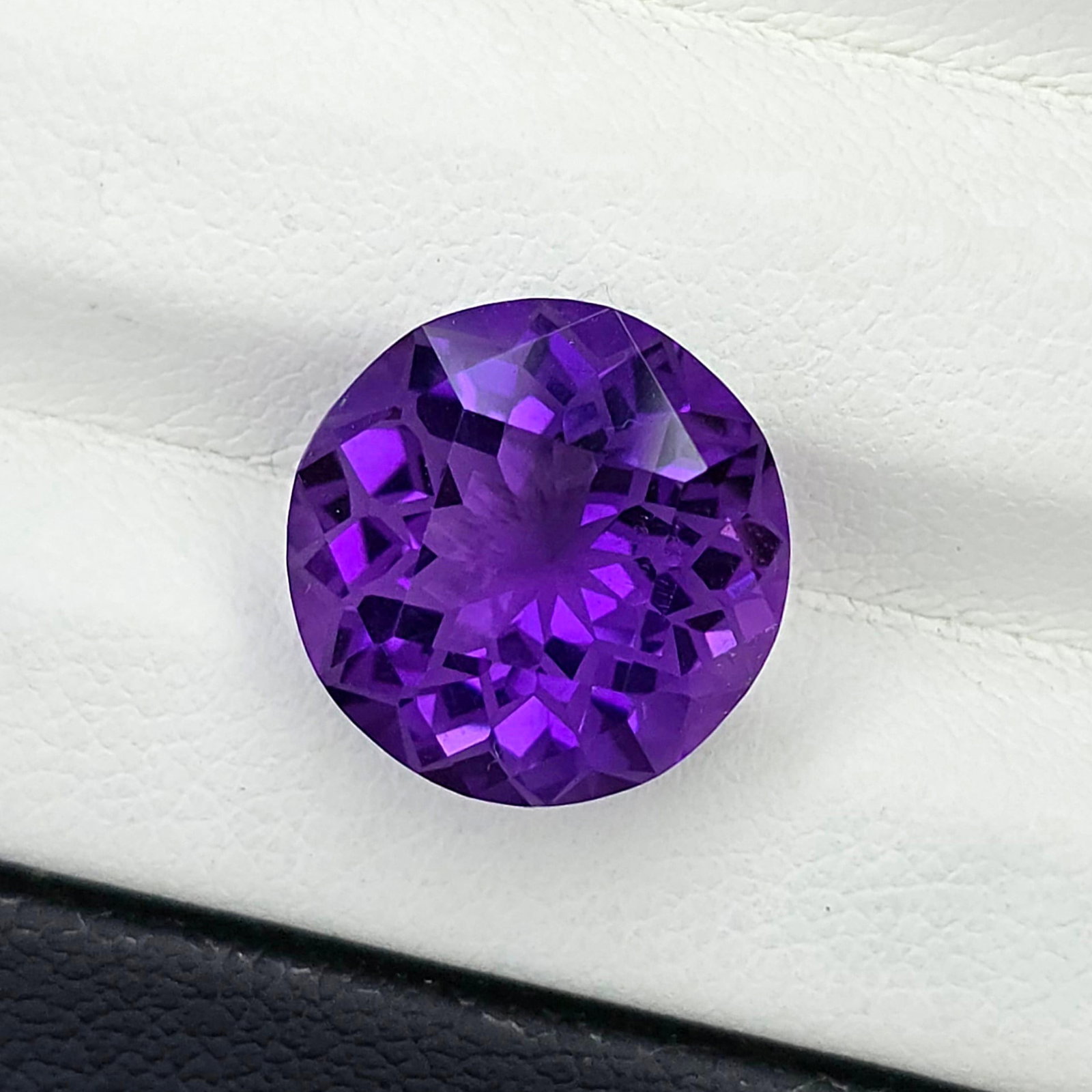 5.45 ct "Top Quality" Natural African Amethyst Special Cut: Gemstones: Natural African Amethyst /Carat Weights: 5.45 ct /Size or Dimensions: 12 X 12 X 7.60 mm /Origin : Africa