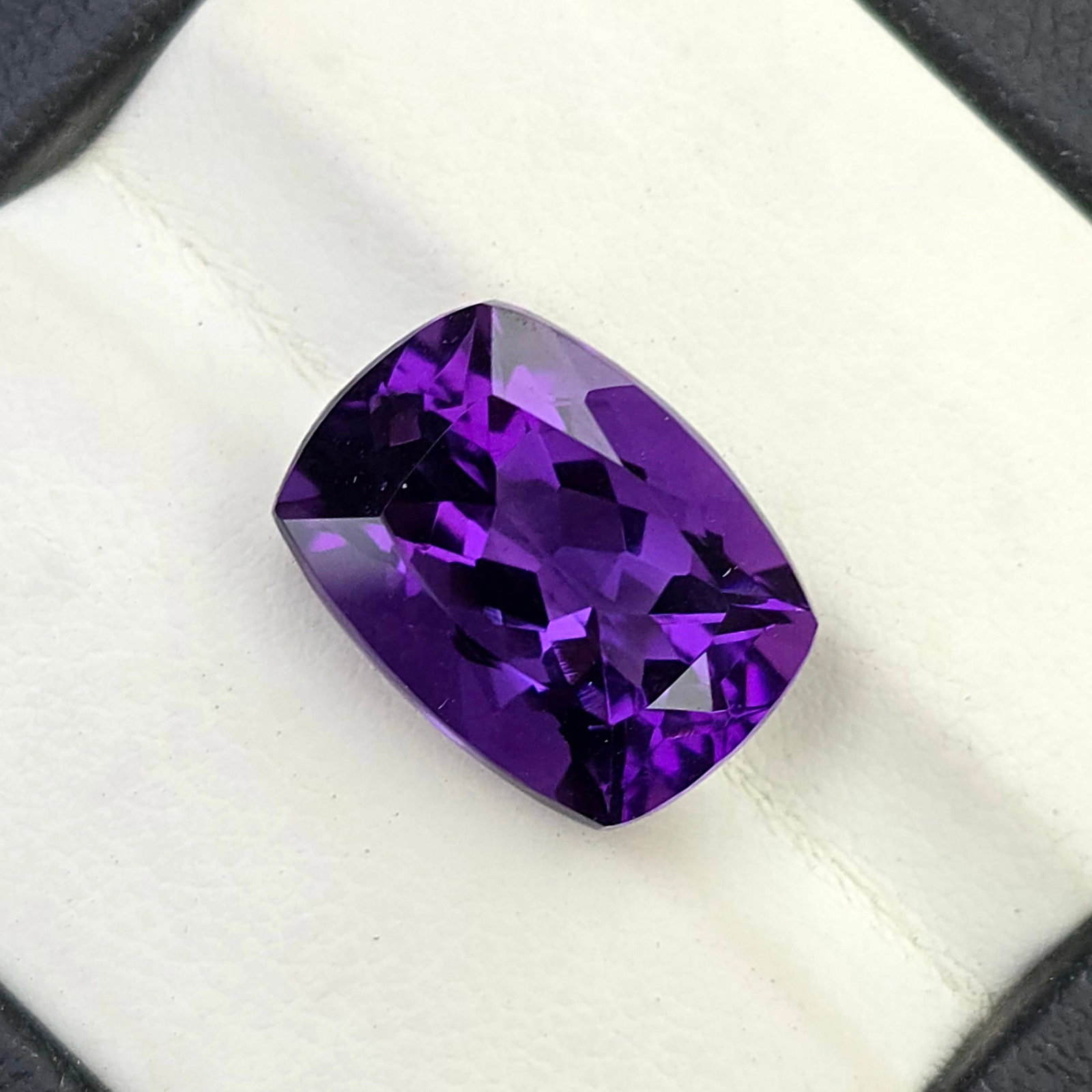 6.46 ct "Top Quality" Natural Deep Purple African Amethyst: Gemstones: Natural African Amethyst /Carat Weights: 6.46 ct /Size or Dimensions: 13.50 X 10 X 8 mm /Origin : Africa