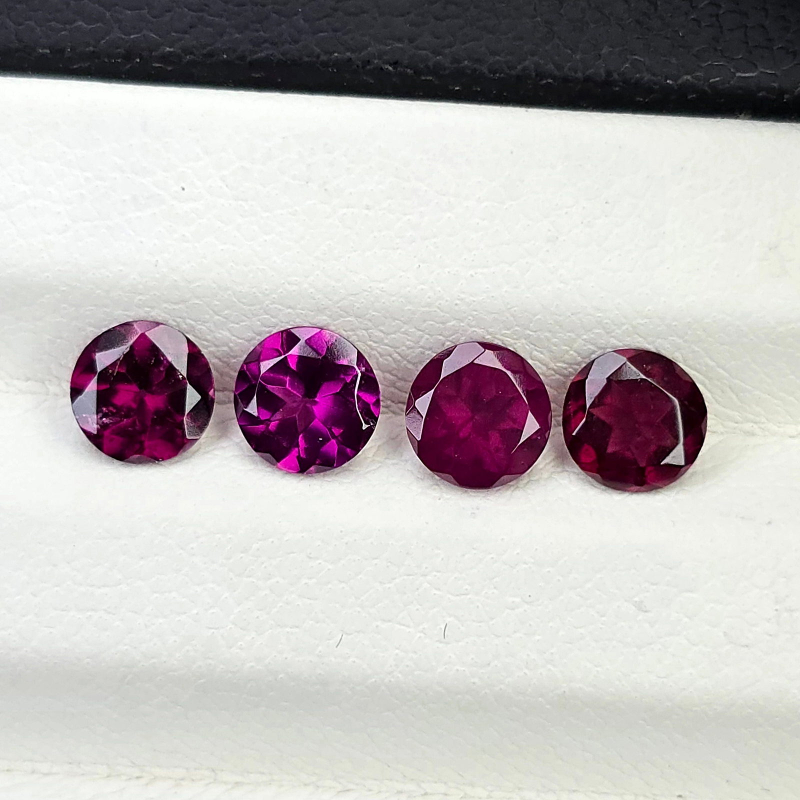2.57 Ct Natural Rhodolite Garnet Round Set: Gemstones: Rhodolite Garnet /Carat Weights: 2.57 ct /Size or Dimensions: 5 mm /