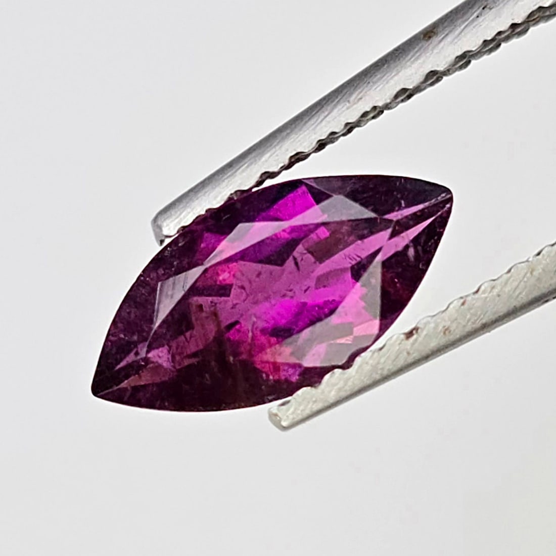 0.90 Ct Natural Rhodolite Garnet Marquise: Gemstones: Rhodolite Garnet /Carat Weights: 0.90 ct /Size or Dimensions: 9.70 X 4.90 X 3.20 mm /