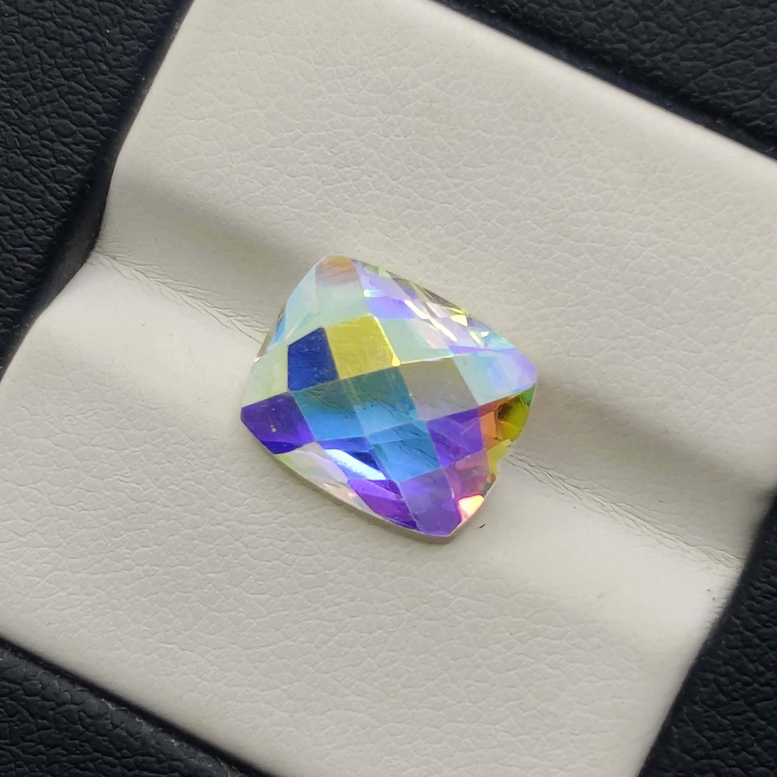 4.40 ct Natural Mercury Glow Mystic Topaz Drilled: Gemstones: Natural Mystic TopazCarat Weights: 4.40 ct Size/Dimensions: 12 X 10 mmTreatment: Coated