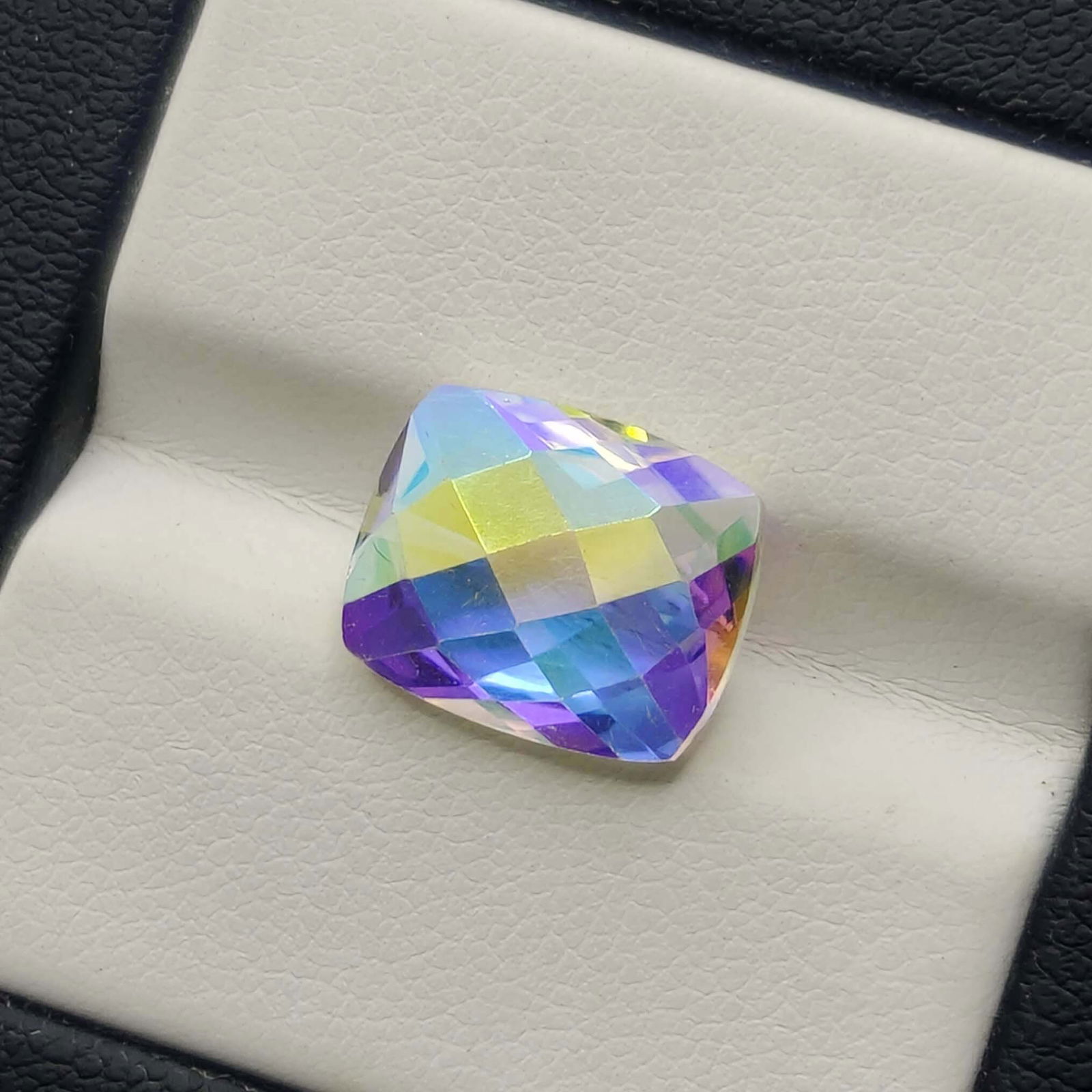 4.70 ct Natural Mercury Glow Mystic Topaz Drilled: Gemstones: Natural Mystic TopazCarat Weights: 4.70 ct Size/Dimensions: 12 X 10 mmTreatment: Coated