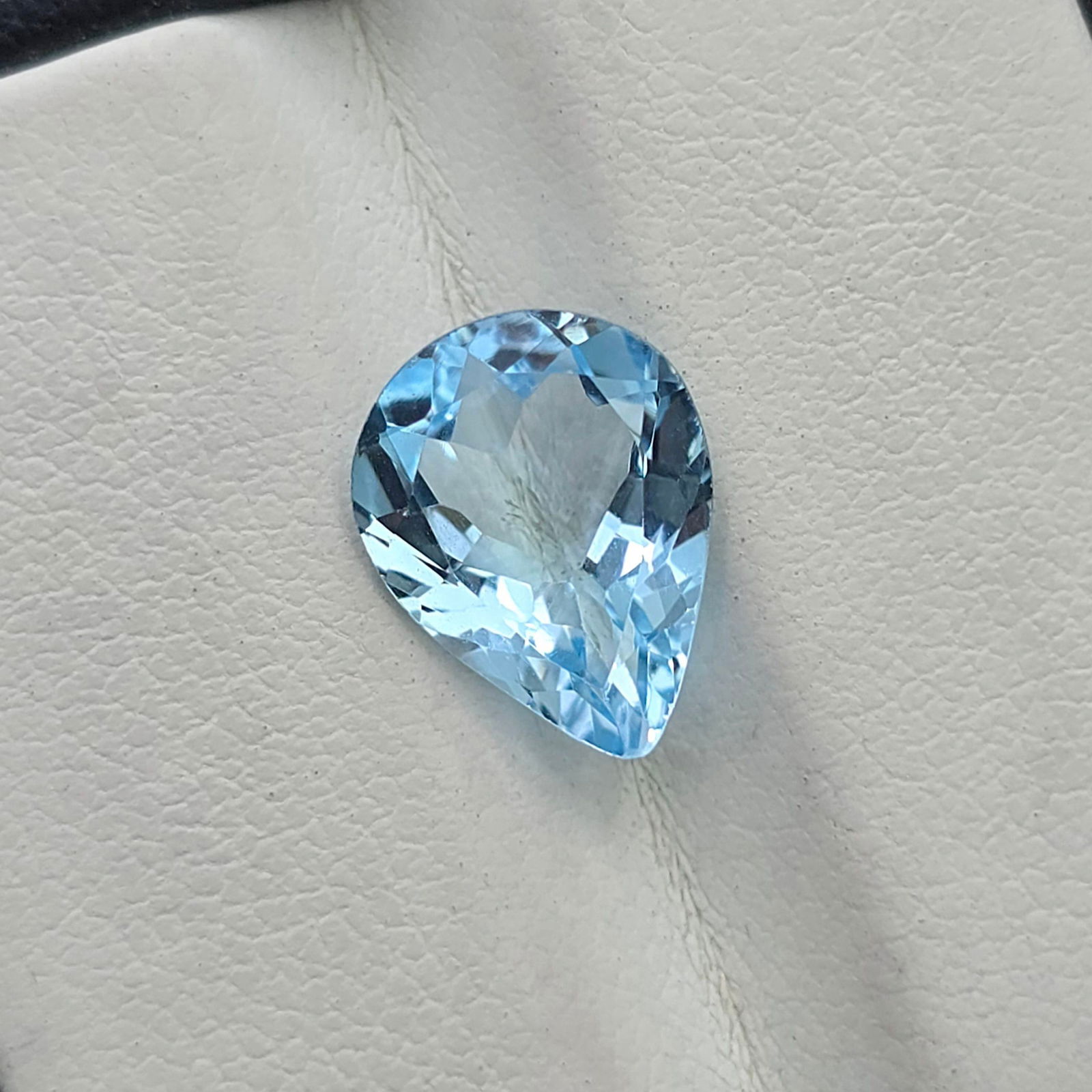 3.07 ct Natural Blue Topaz: Gemstones: Natural Blue Topaz /Carat Weights: 3.07 ct /Size or Dimensions: 16.40 X 8.70 X 4.70 mm /Treatment: Irradiated