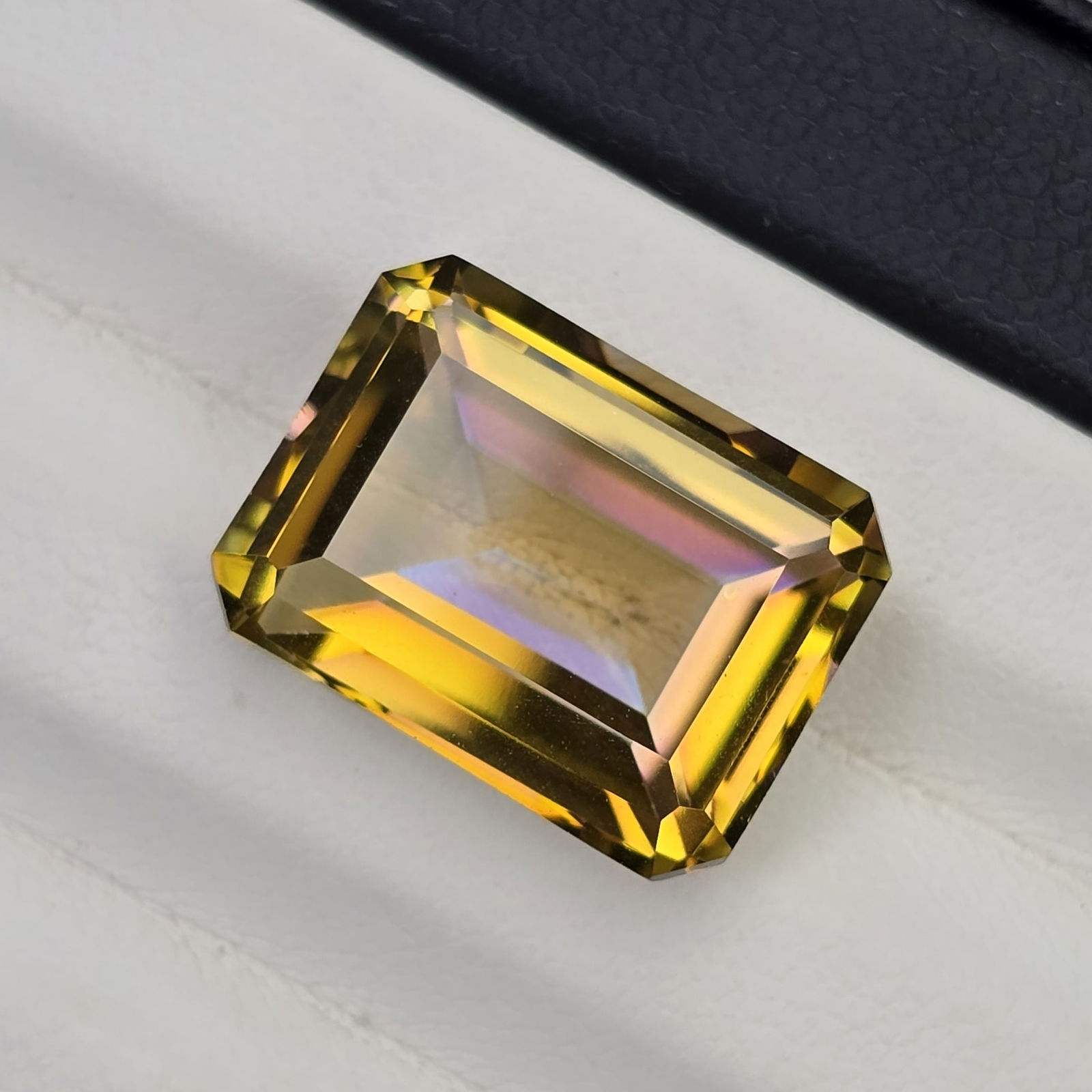 11.38 ct "Top Qulaity" Natural Yellow Mystic Quartz: Gemstones: Natural Mystic Quartz /Carat Weights: 11.38 ct /Size or Dimensions: 15.80 X 11.80 X 7.80 mm /Treatment: Coated
