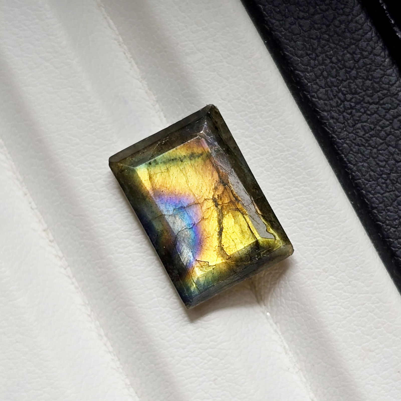 6.95 Ct Natural Labradorite Faceted: Gemstones: Natural LabradoriteCarat Weights: 6.95 ct Size/Dimensions: 14.20 X 10 X 5.60 mmTreatment: No