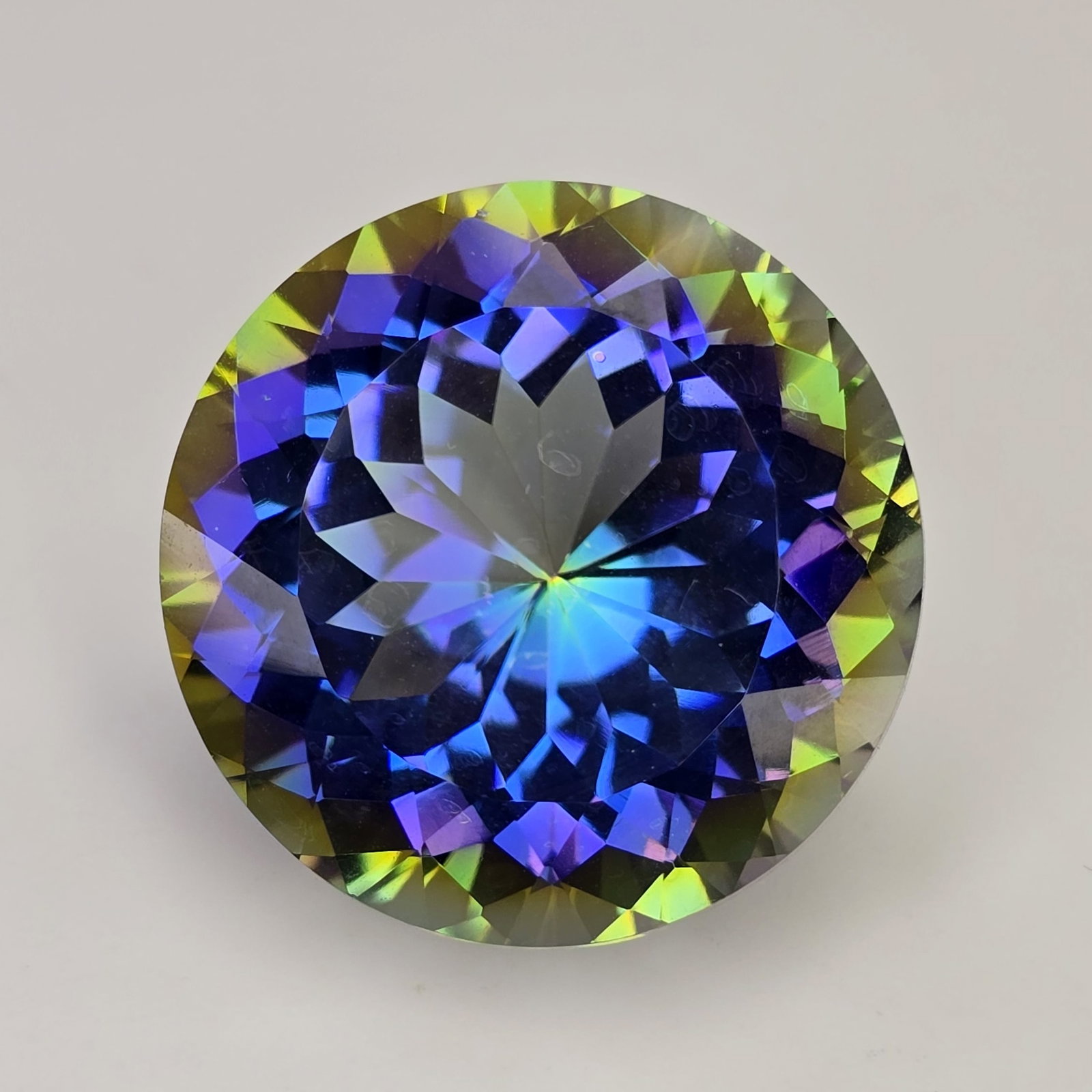 61.54 ct "Top Qulaity" Natural Rainbow Mystic Quartz: Gemstones: Natural Mystic Quartz /Carat Weights: 61.54 ct /Size or Dimensions: 25.80 X 25.80 X 18 mm /Treatment: Coated