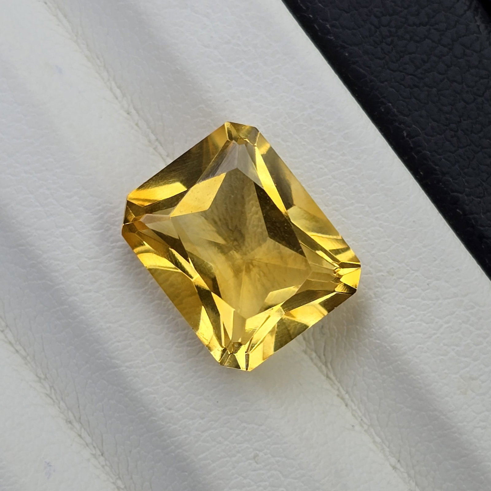 5.53 Ct "AAA Grade" Natural Citrine: Gemstones: Natural Citrine /Carat Weights: 5.53 Ct /Size or Dimensions: 11.90 X 9.80 X 6.90 mm