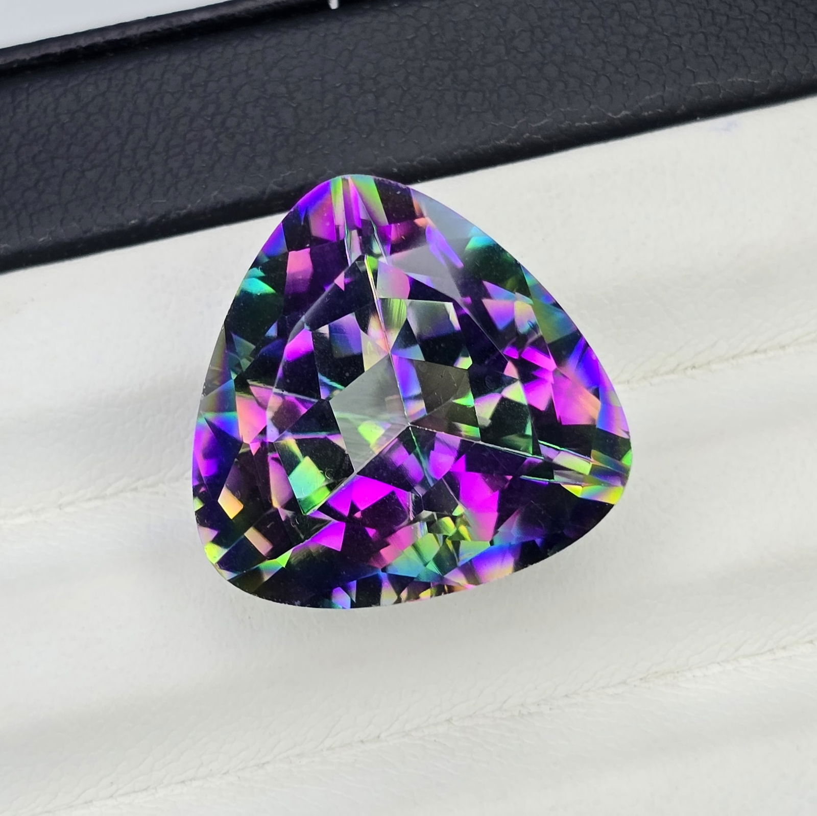 20 ct "Top Qulaity" Natural Rainbow Mystic Quartz: Gemstones: Natural Mystic Quartz /Carat Weights: 20 ct /Size or Dimensions: 18 X 18 X 12 mm /Treatment: Coated