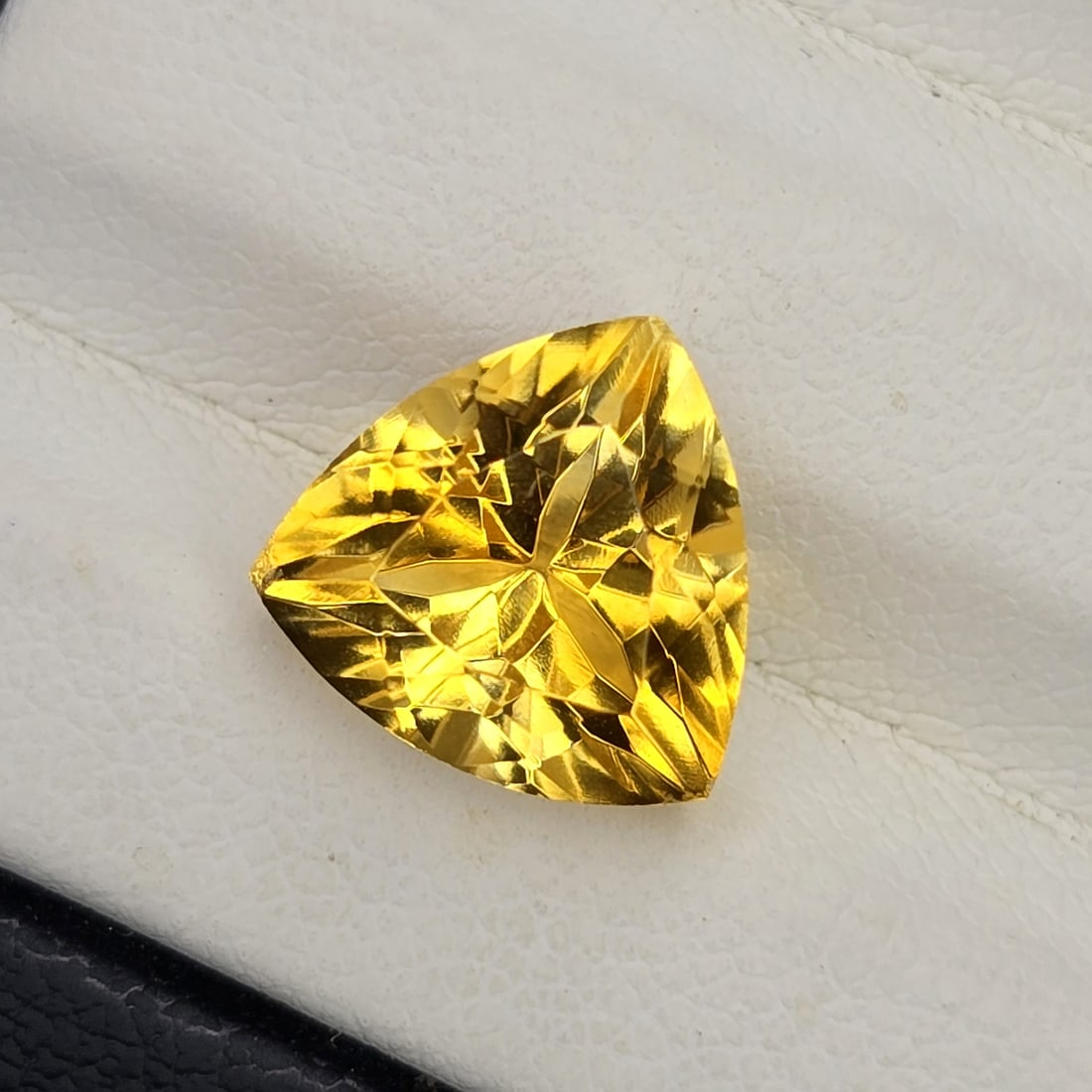 3.55 Ct "AAA Grade" Natural Citrine: Gemstones: Natural Citrine /Carat Weights: 3.55 Ct /Size or Dimensions: 10.20 X 10.20 X 7.20 mm Approx