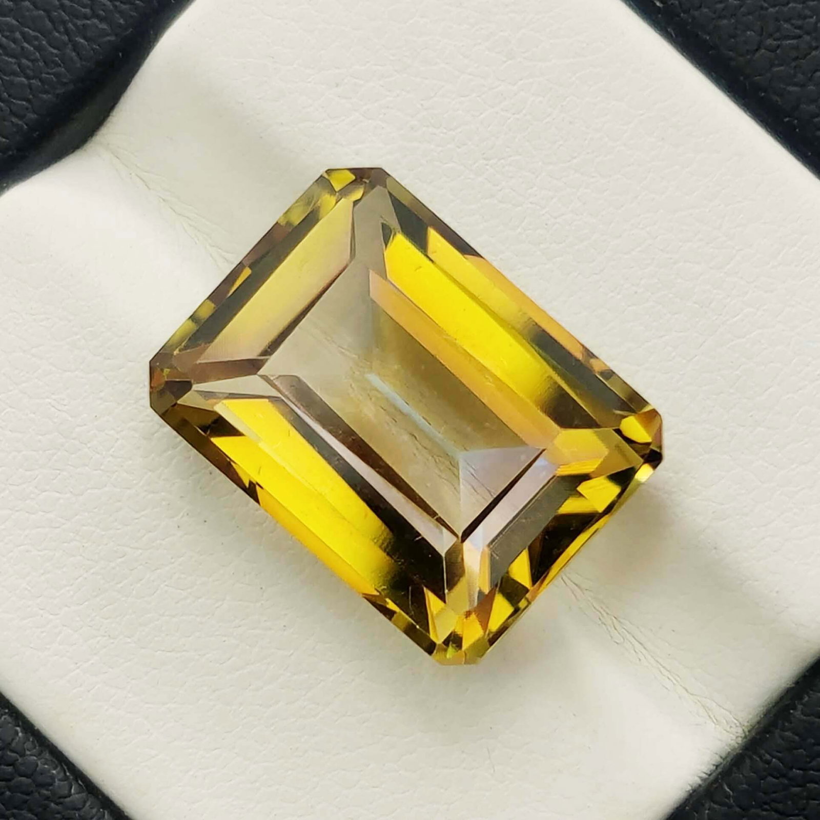 12.12 ct "Top Qulaity" Yellow Mystic Quartz: Gemstones: Mystic Quartz /Carat Weights: 12.12 ct /Size or Dimensions: 16 X 12 X 8 mm /Treatment: Coated