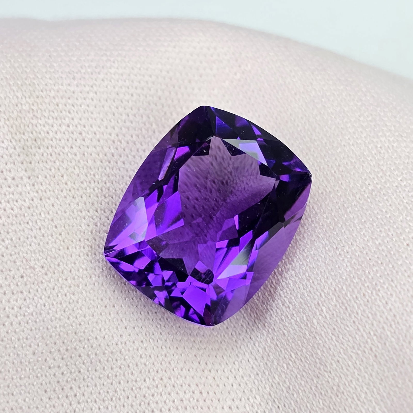 8.08 ct "Top Quality" Natural Deep Purple African Amethyst: Gemstones: Natural African Amethyst /Carat Weights: 8.08 ct /Size or Dimensions: 13.80 X 12.20 X 8 mm /Origin : Africa
