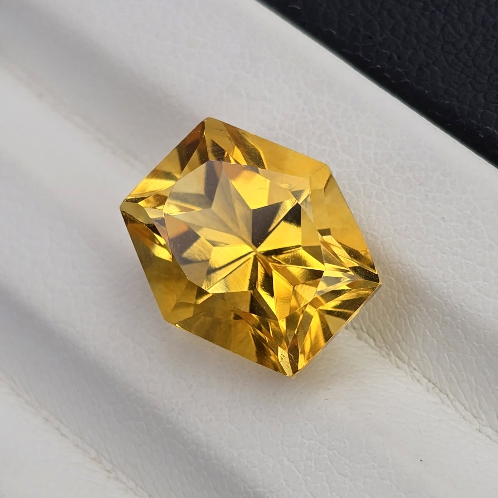 6.23 Ct "AAA Grade" Natural Citrine: Gemstones: Natural Citrine /Carat Weights: 6.23 Ct /Size or Dimensions: 12.20 X 11 X 8.50 mm