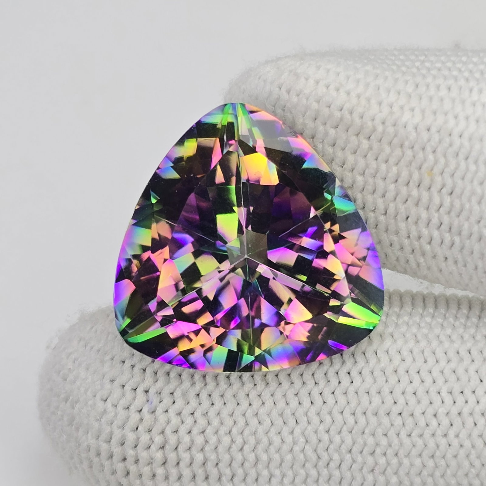 33.74 ct "Top Qulaity" Natural Rainbow Mystic Quartz: Gemstones: Natural Mystic Quartz /Carat Weights: 33.74 ct /Size or Dimensions: 22 X 21.90 X 14.20 mm /Treatment: Coated